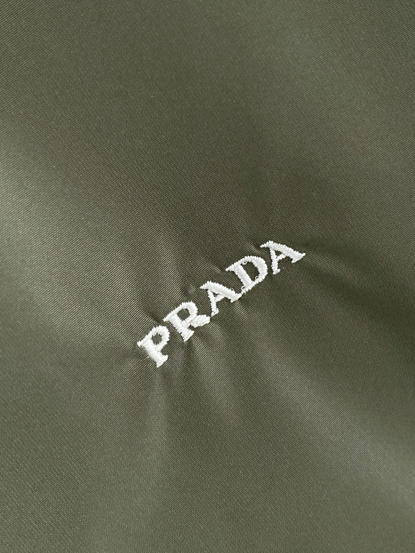 Prada 普拉达 2026ss春季新款翻领夹克外套全高端版本！高定专柜面料辅料，透气舒适度高，细节无可