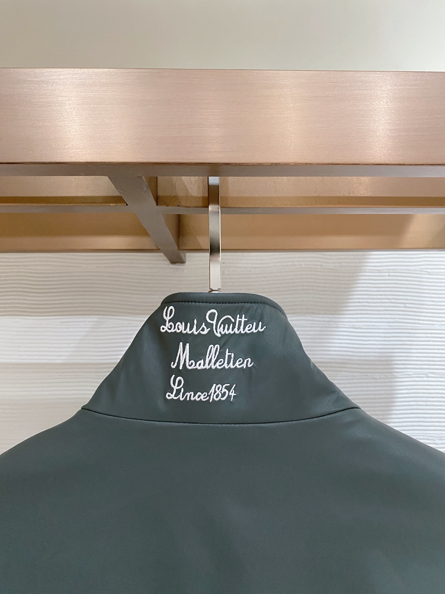 LV 2026ss春季新款立领夹克外套全高端版本！高定专柜面料辅料，透气舒适度高，细节无可挑剔，做工考究