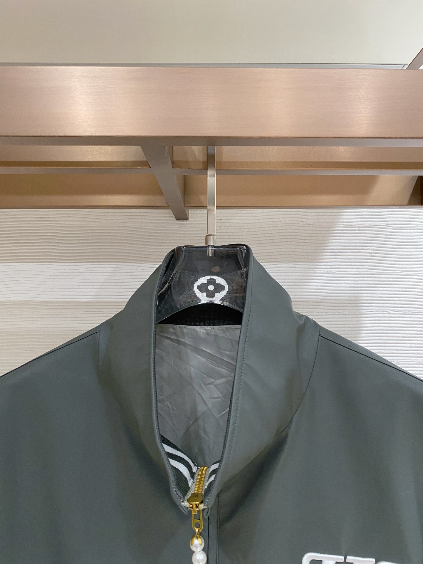 LV 2026ss春季新款立领夹克外套全高端版本！高定专柜面料辅料，透气舒适度高，细节无可挑剔，做工考究