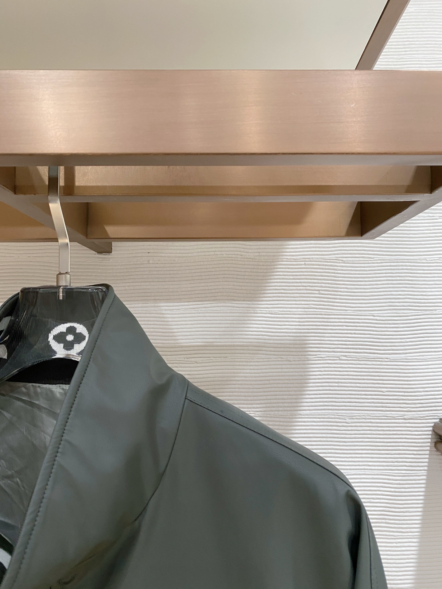 LV 2026ss春季新款立领夹克外套全高端版本！高定专柜面料辅料，透气舒适度高，细节无可挑剔，做工考究