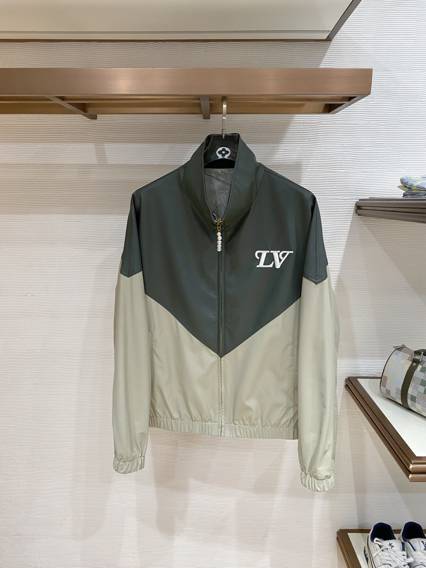 LV 2026ss春季新款立领夹克外套全高端版本！高定专柜面料辅料，透气舒适度高，细节无可挑剔，做工考究