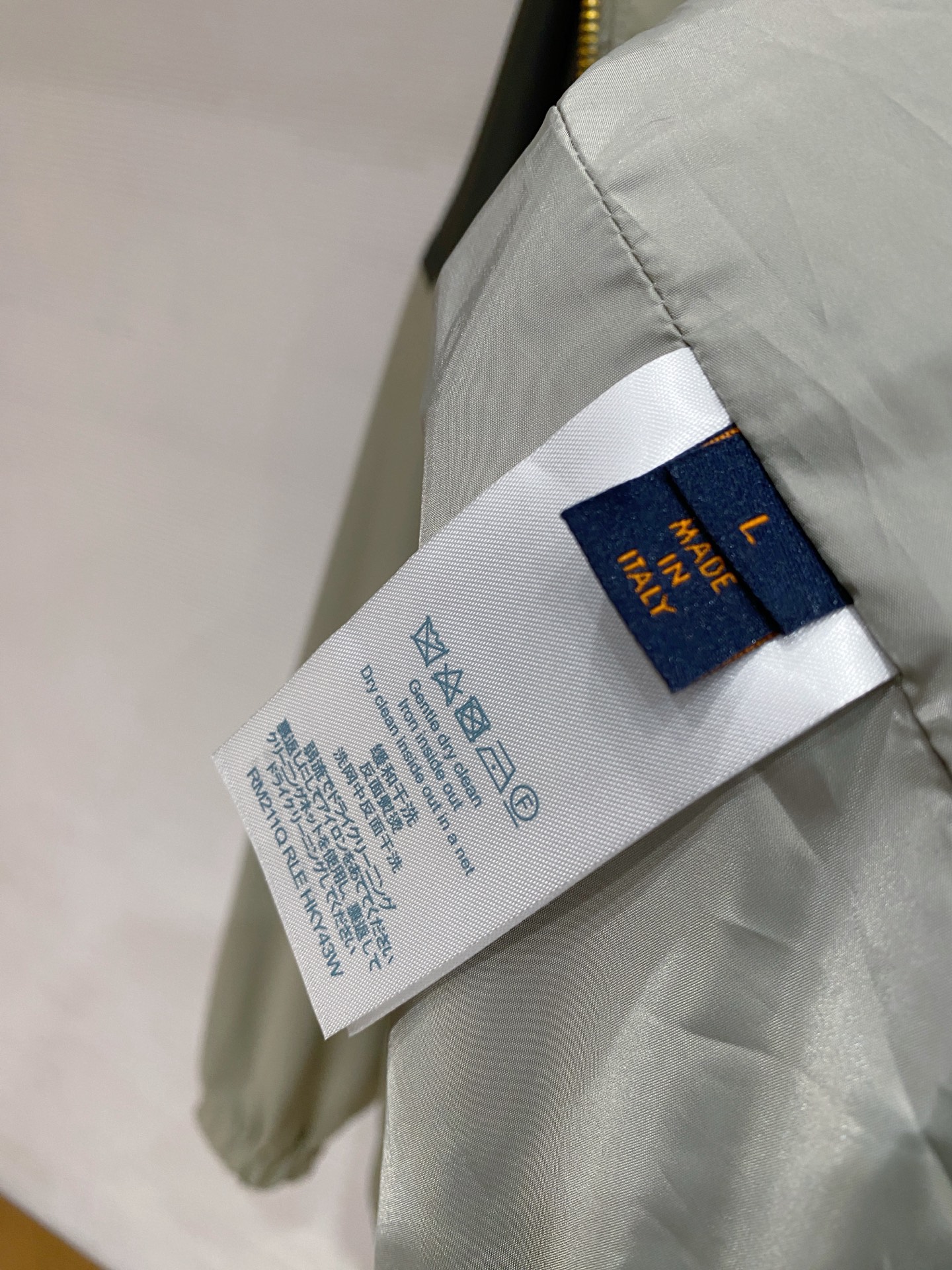 LV 2026ss春季新款立领夹克外套全高端版本！高定专柜面料辅料，透气舒适度高，细节无可挑剔，做工考究