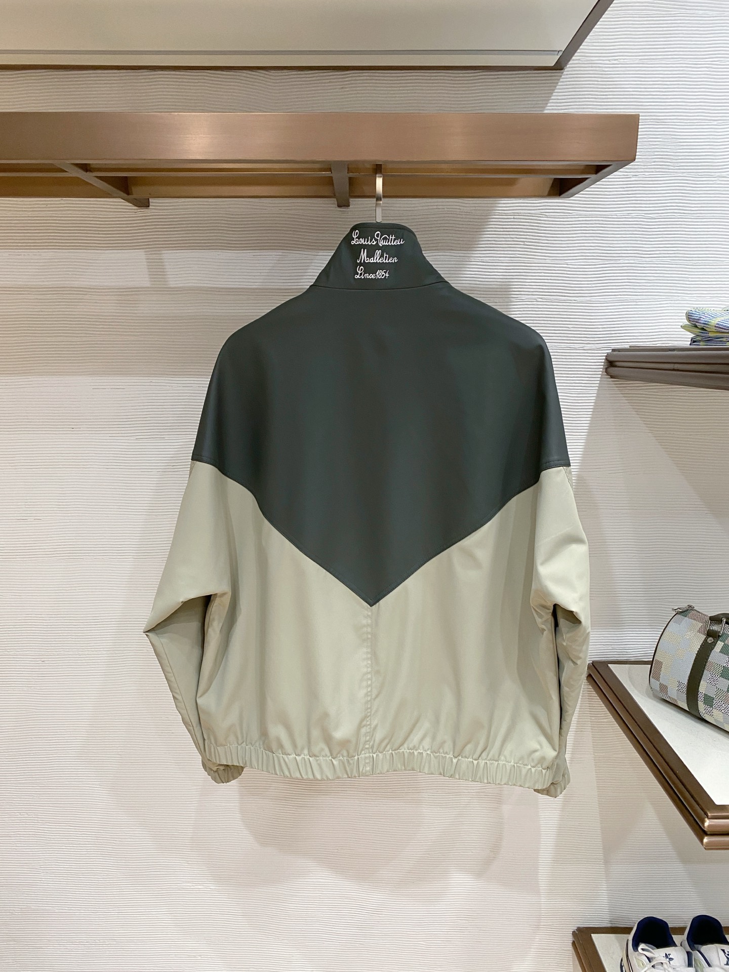 LV 2026ss春季新款立领夹克外套全高端版本！高定专柜面料辅料，透气舒适度高，细节无可挑剔，做工考究