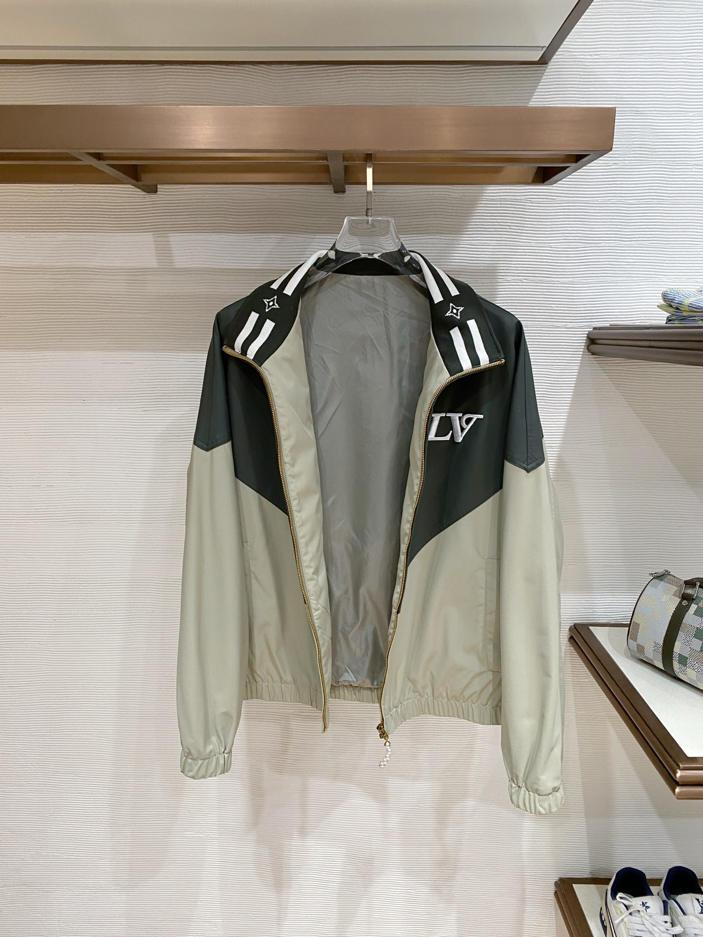 LV 2026ss春季新款立领夹克外套全高端版本！高定专柜面料辅料，透气舒适度高，细节无可挑剔，做工考究