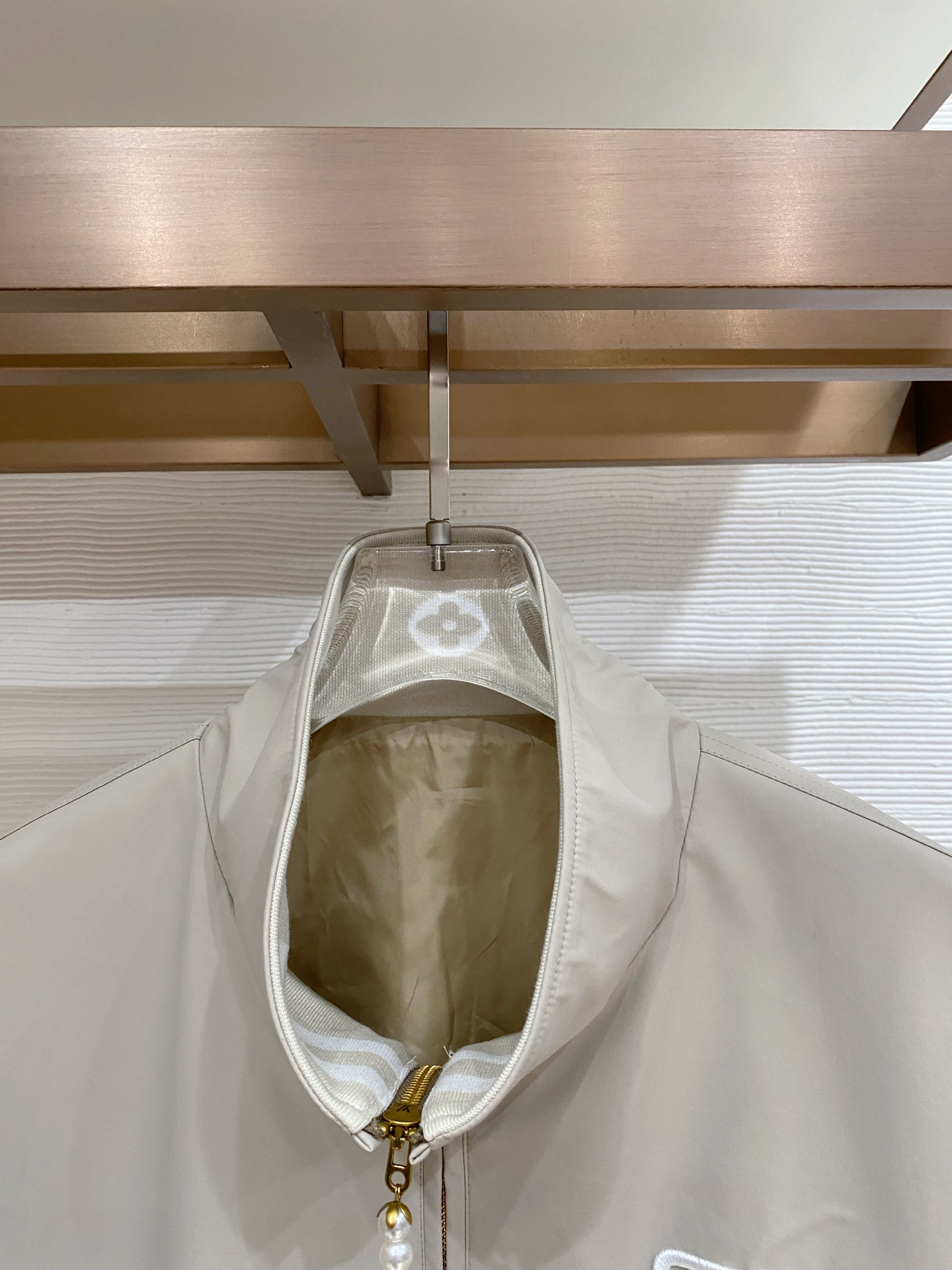 LV 2026ss春季新款立领夹克外套全高端版本！高定专柜面料辅料，透气舒适度高，细节无可挑剔，做工考究