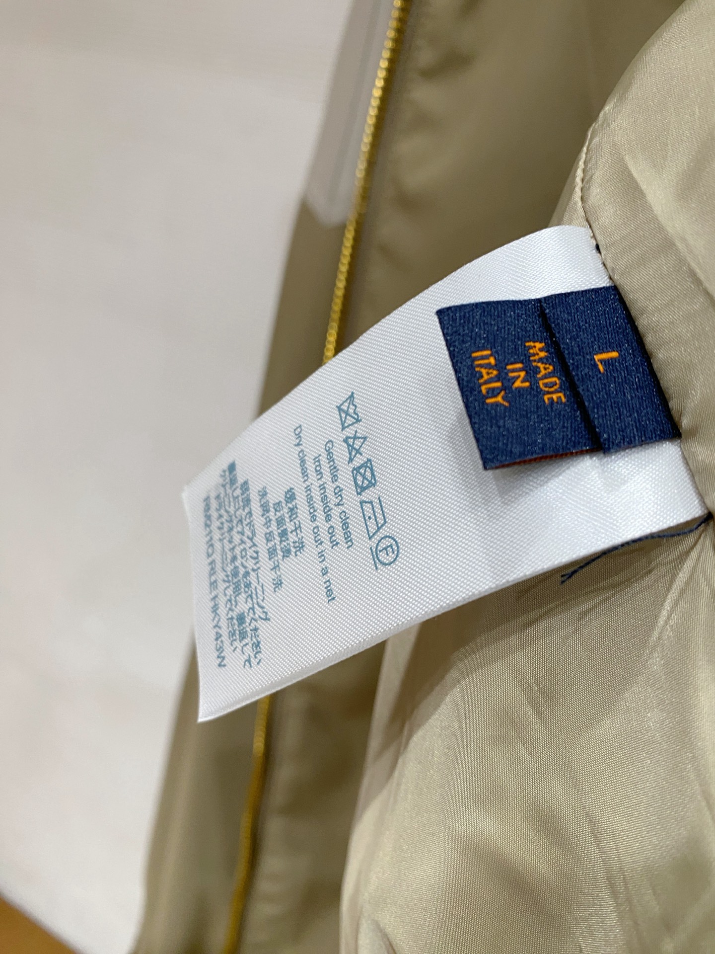 LV 2026ss春季新款立领夹克外套全高端版本！高定专柜面料辅料，透气舒适度高，细节无可挑剔，做工考究