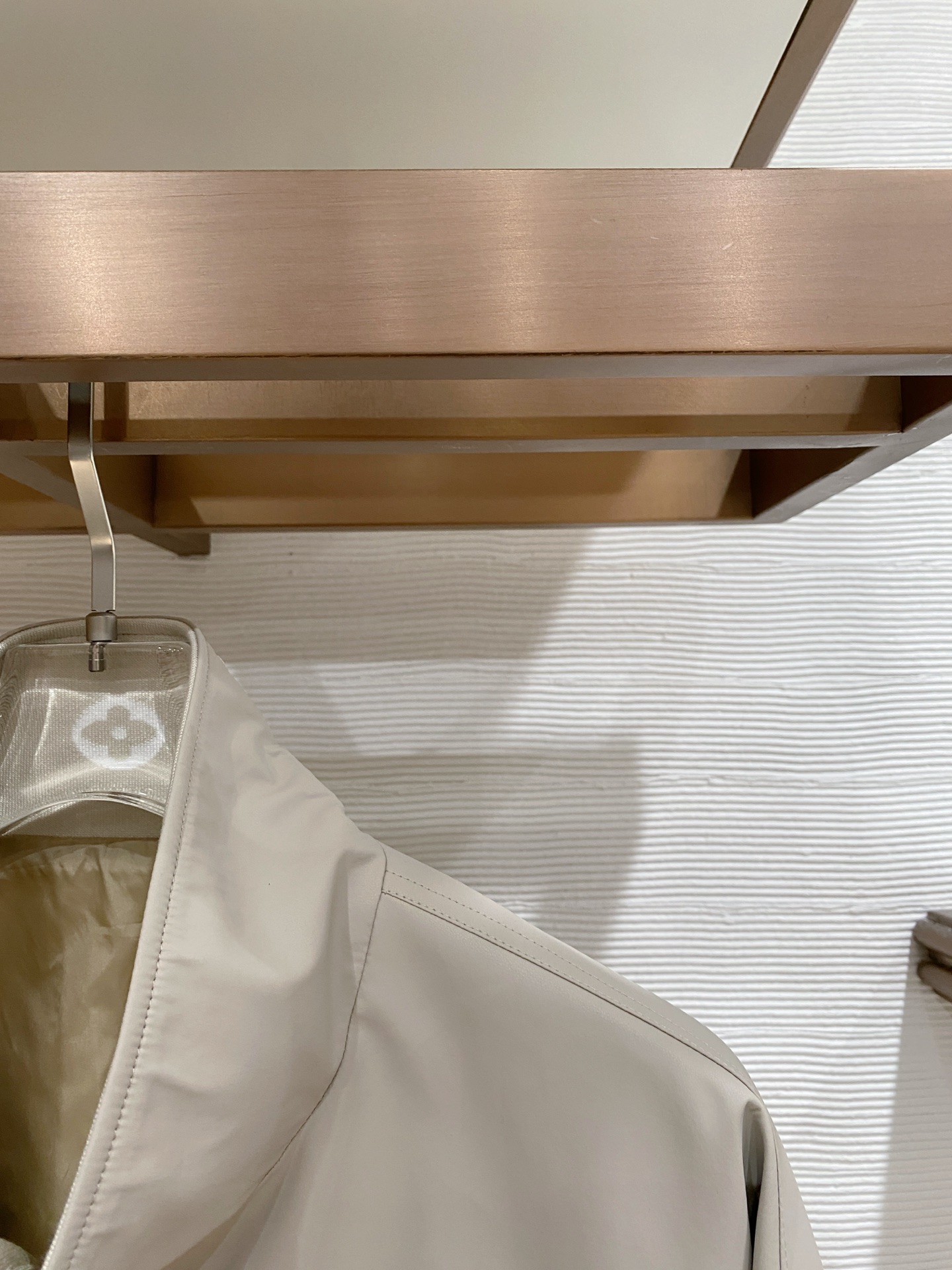 LV 2026ss春季新款立领夹克外套全高端版本！高定专柜面料辅料，透气舒适度高，细节无可挑剔，做工考究