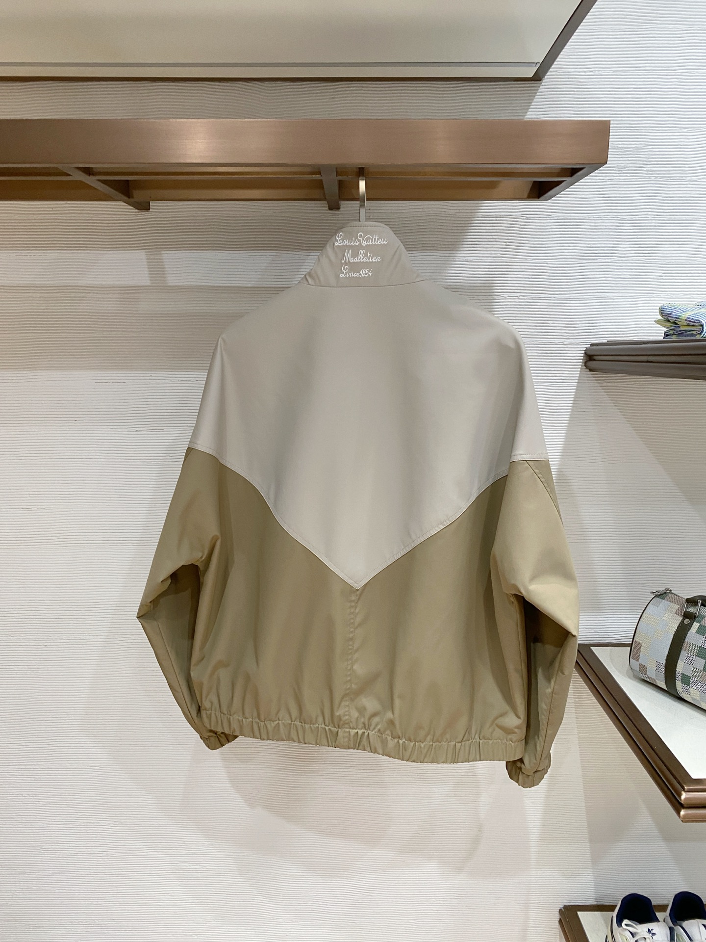 LV 2026ss春季新款立领夹克外套全高端版本！高定专柜面料辅料，透气舒适度高，细节无可挑剔，做工考究