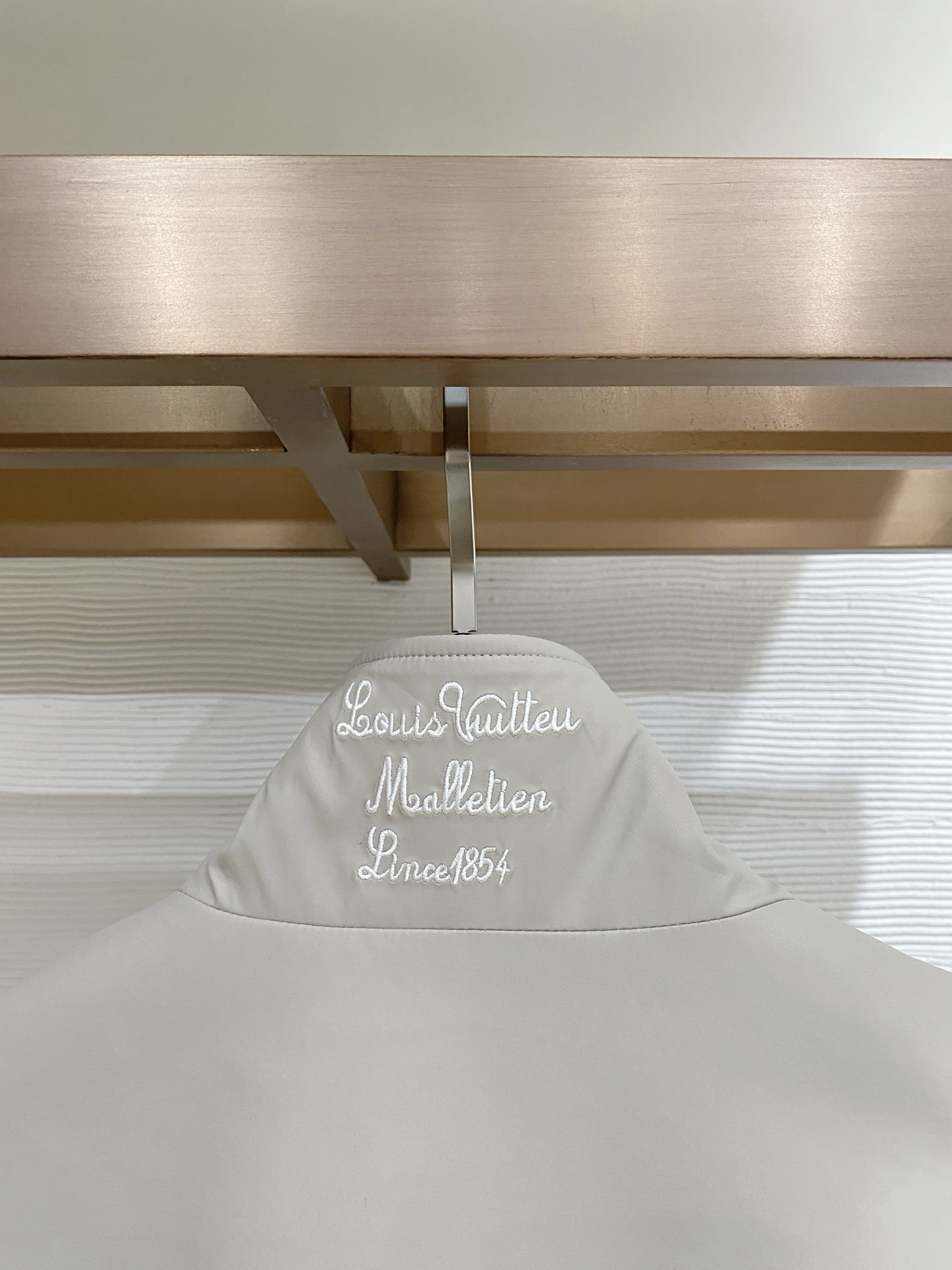 LV 2026ss春季新款立领夹克外套全高端版本！高定专柜面料辅料，透气舒适度高，细节无可挑剔，做工考究