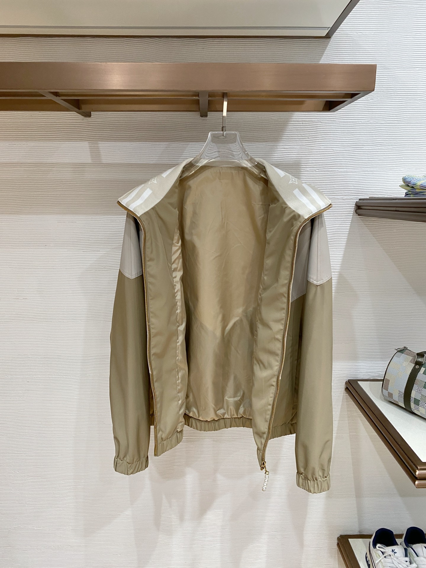 LV 2026ss春季新款立领夹克外套全高端版本！高定专柜面料辅料，透气舒适度高，细节无可挑剔，做工考究