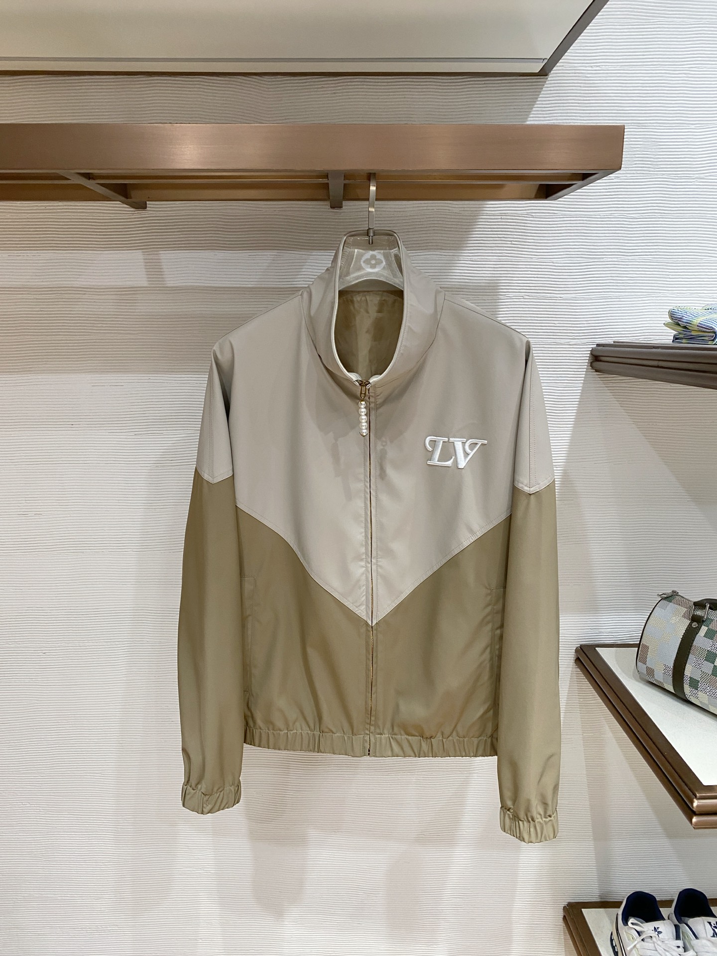 LV 2026ss春季新款立领夹克外套全高端版本！高定专柜面料辅料，透气舒适度高，细节无可挑剔，做工考究