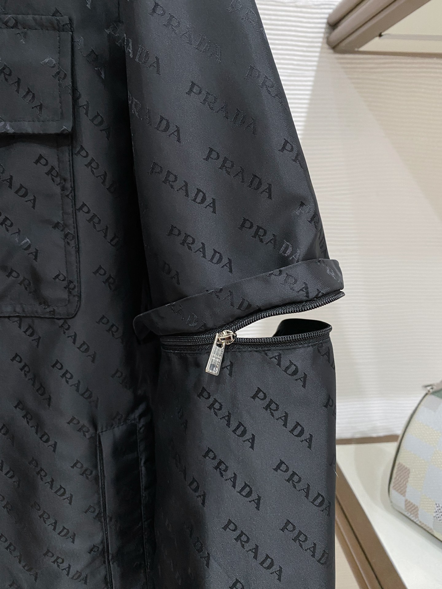 Prada 普拉达 2026ss春季新款夹克外套全高端版本！高定专柜面料辅料，透气舒适度高，细节无可挑剔