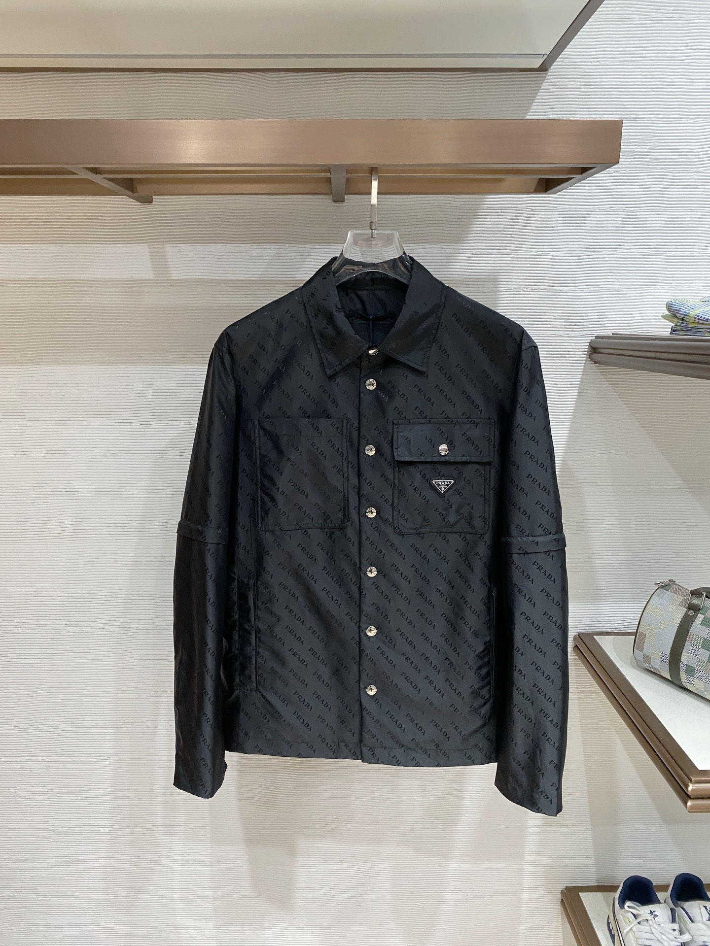 Prada 普拉达 2026ss春季新款夹克外套全高端版本！高定专柜面料辅料，透气舒适度高，细节无可挑剔