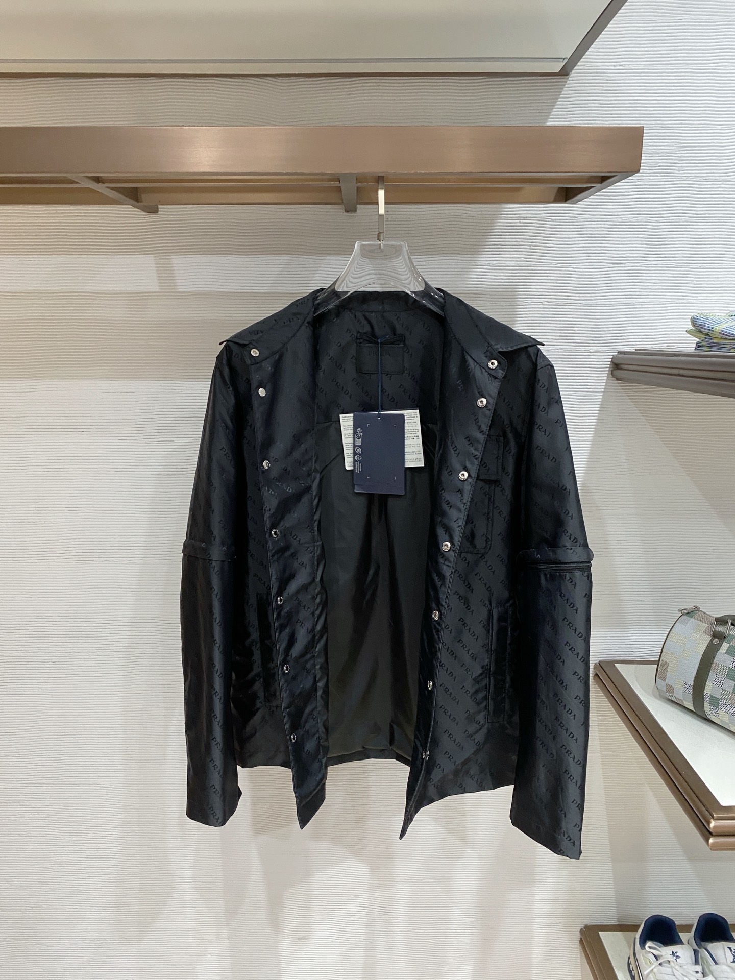 Prada 普拉达 2026ss春季新款夹克外套全高端版本！高定专柜面料辅料，透气舒适度高，细节无可挑剔