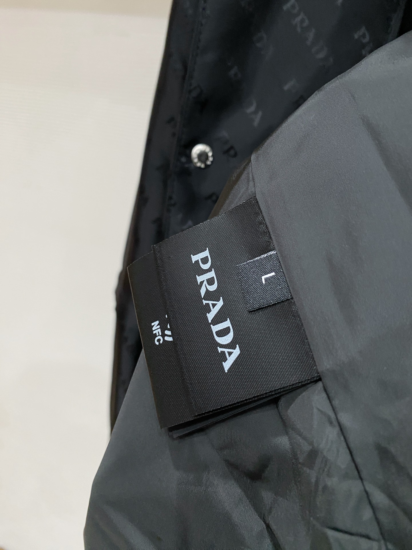 Prada 普拉达 2026ss春季新款夹克外套全高端版本！高定专柜面料辅料，透气舒适度高，细节无可挑剔