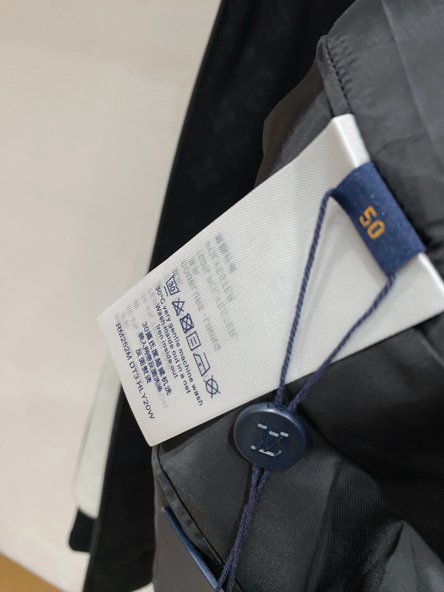 LV 2026ss春季新款立领夹克外套全高端版本！高定专柜面料辅料，透气舒适度高，细节无可挑剔，做工考究