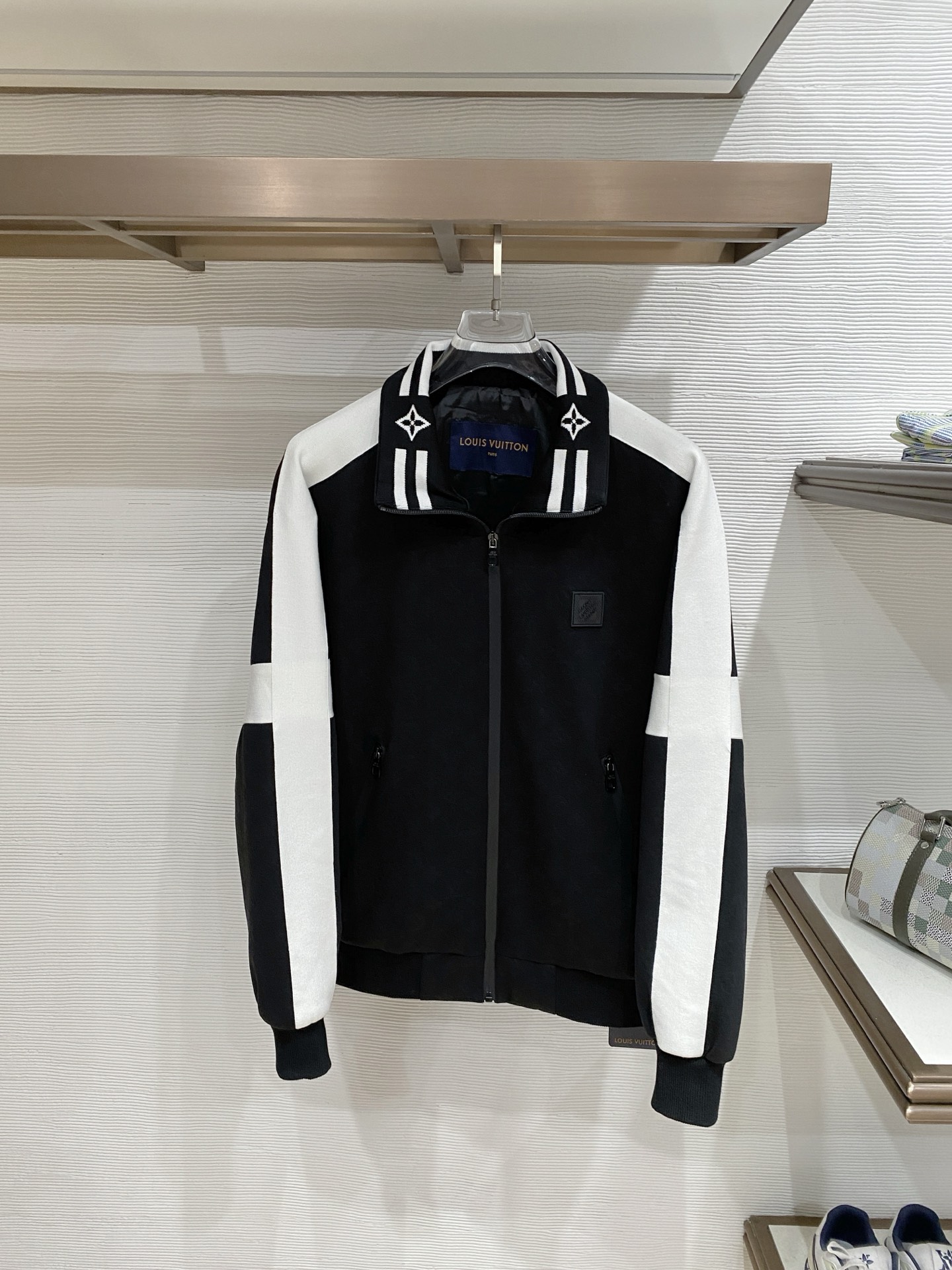 LV 2026ss春季新款立领夹克外套全高端版本！高定专柜面料辅料，透气舒适度高，细节无可挑剔，做工考究