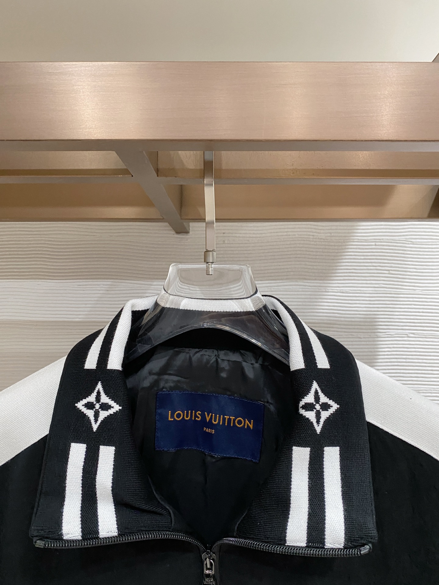 LV 2026ss春季新款立领夹克外套全高端版本！高定专柜面料辅料，透气舒适度高，细节无可挑剔，做工考究