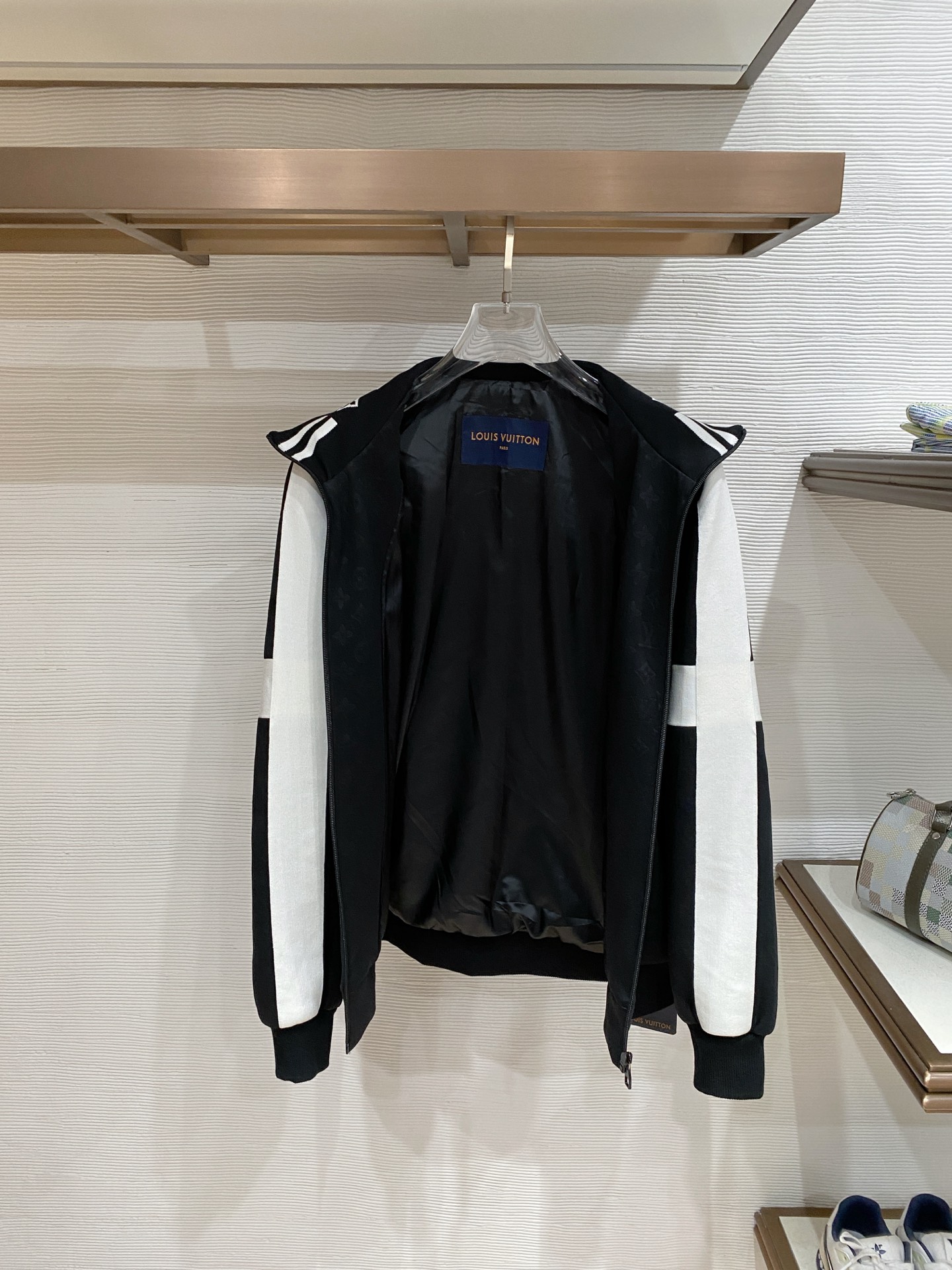LV 2026ss春季新款立领夹克外套全高端版本！高定专柜面料辅料，透气舒适度高，细节无可挑剔，做工考究