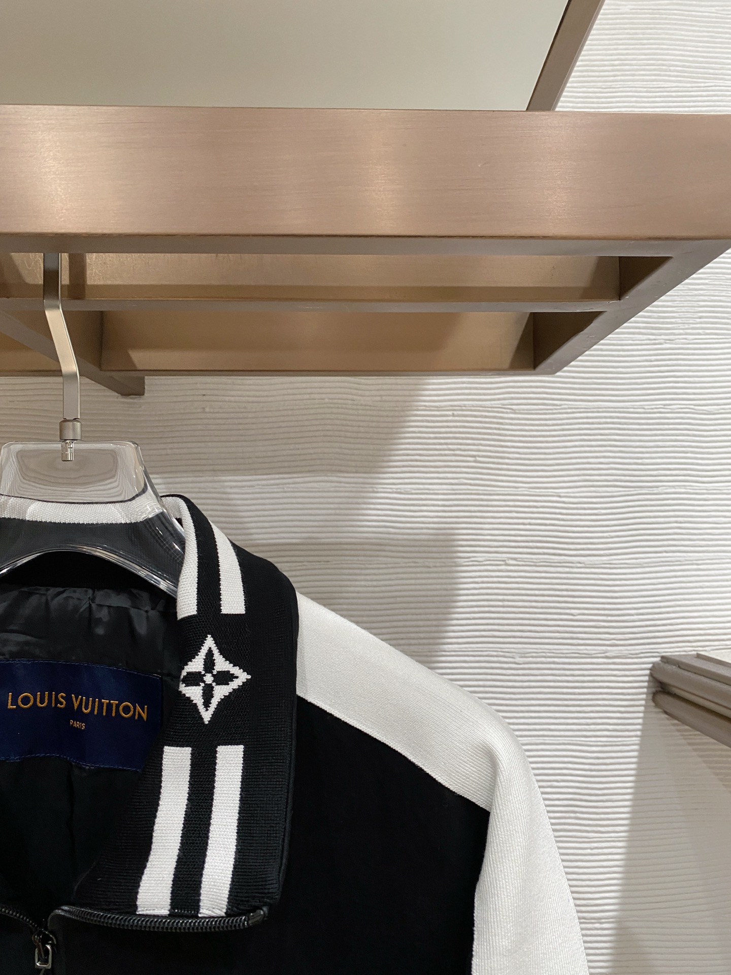 LV 2026ss春季新款立领夹克外套全高端版本！高定专柜面料辅料，透气舒适度高，细节无可挑剔，做工考究