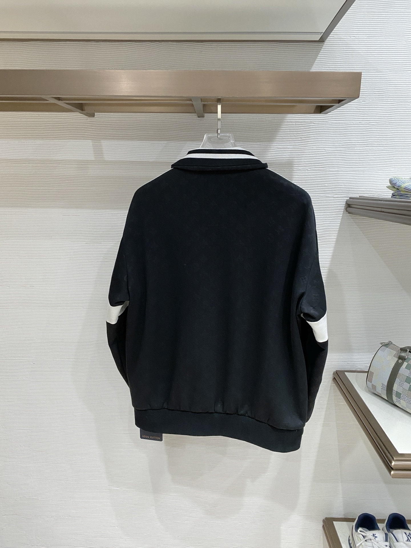 LV 2026ss春季新款立领夹克外套全高端版本！高定专柜面料辅料，透气舒适度高，细节无可挑剔，做工考究