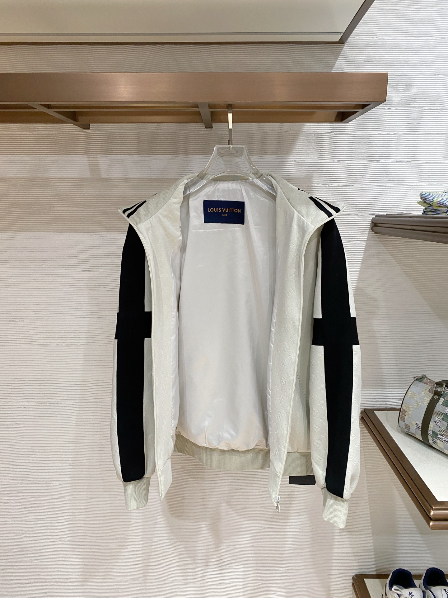 LV 2026ss春季新款立领夹克外套全高端版本！高定专柜面料辅料，透气舒适度高，细节无可挑剔，做工考究