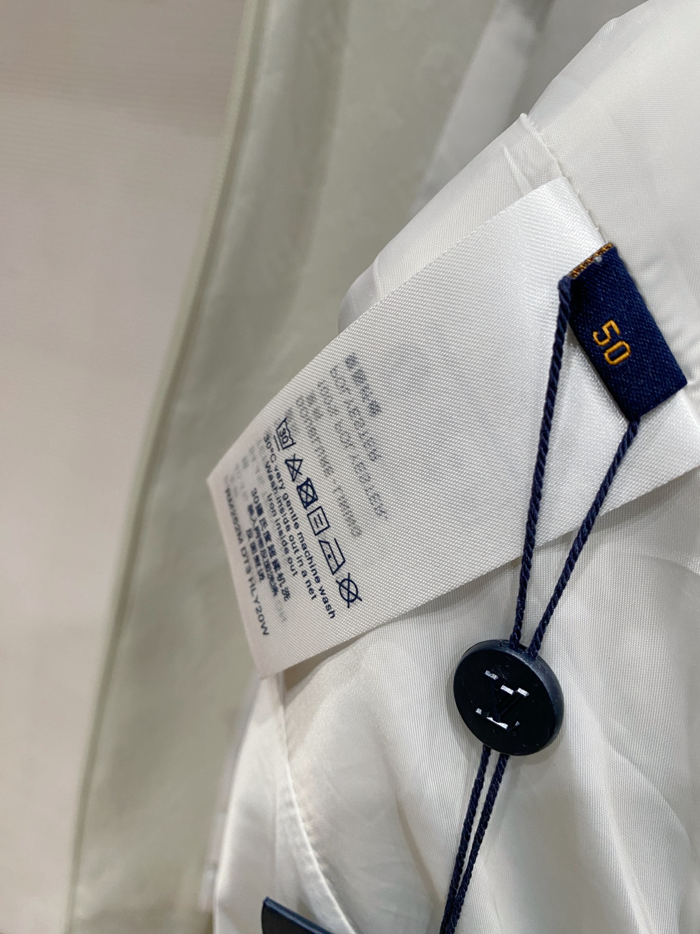 LV 2026ss春季新款立领夹克外套全高端版本！高定专柜面料辅料，透气舒适度高，细节无可挑剔，做工考究