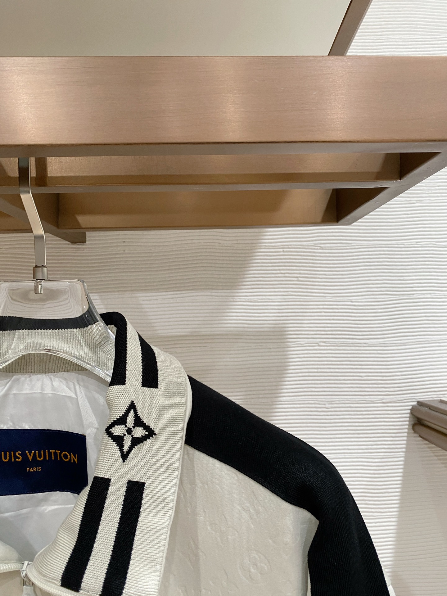 LV 2026ss春季新款立领夹克外套全高端版本！高定专柜面料辅料，透气舒适度高，细节无可挑剔，做工考究