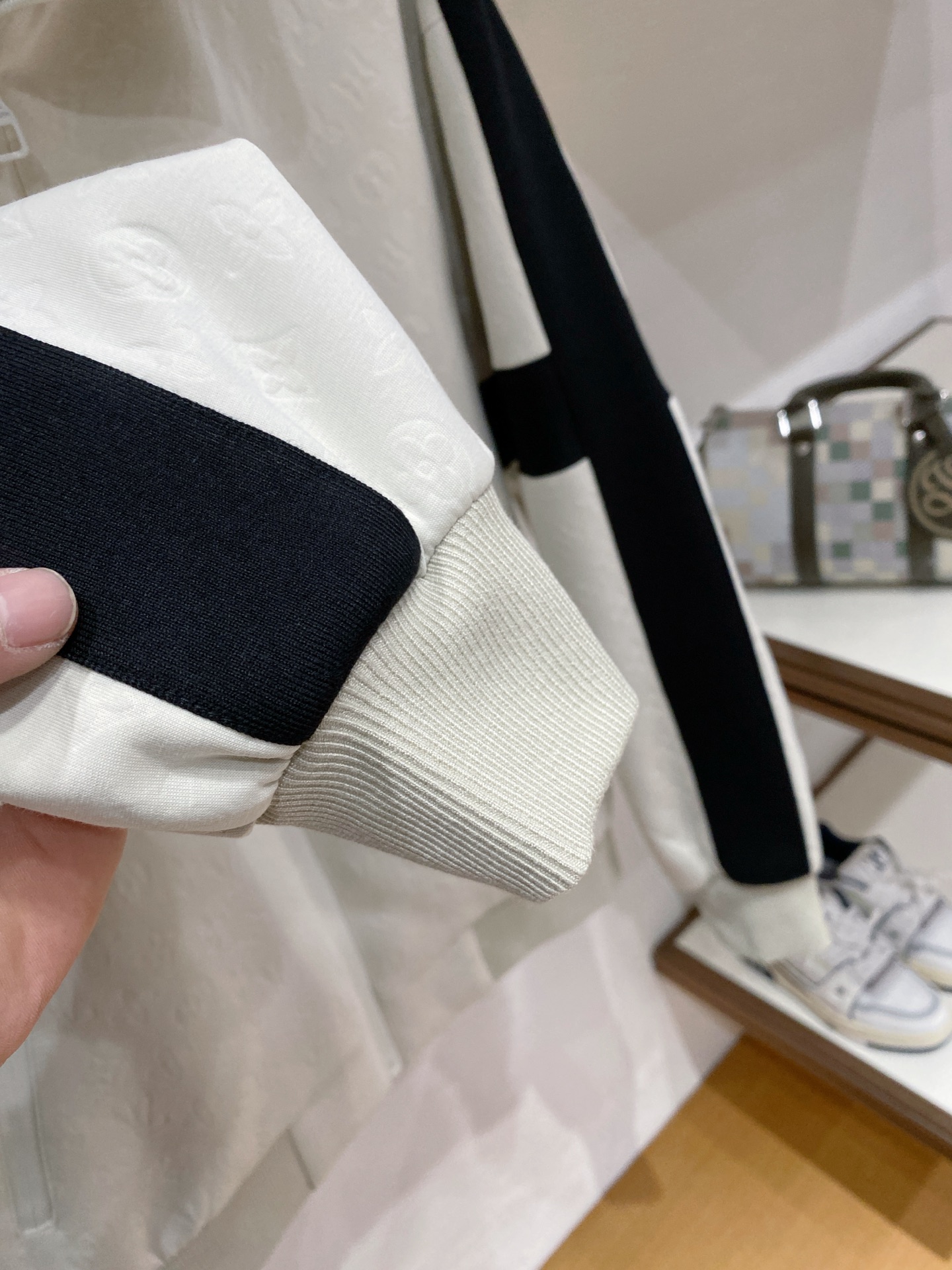 LV 2026ss春季新款立领夹克外套全高端版本！高定专柜面料辅料，透气舒适度高，细节无可挑剔，做工考究