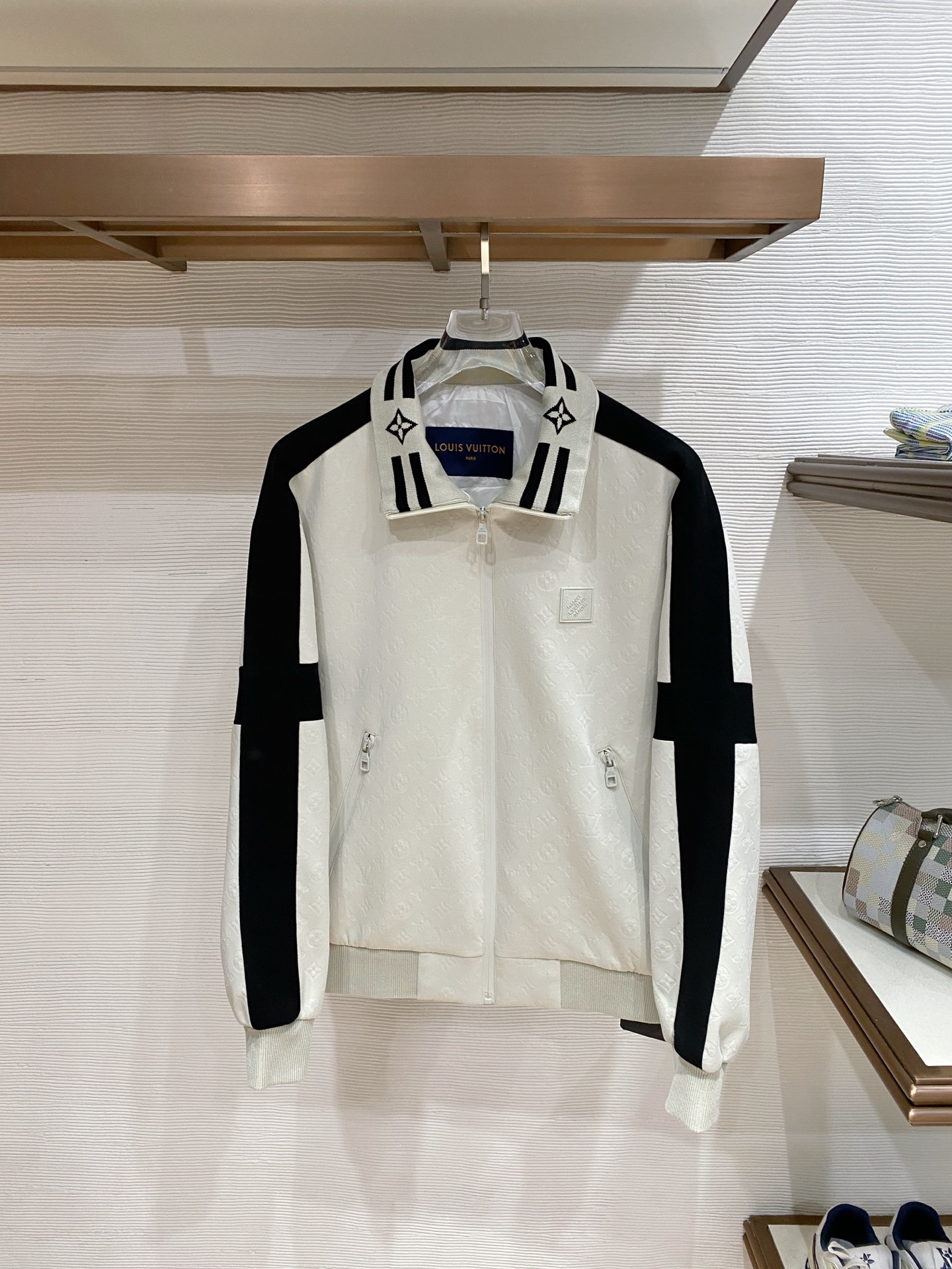 NO:758111,LV 2026ss spring new stand collar jacket full high-end version!  Haute couture counter fabric accessories, high breathability and comfort, impeccable details, exquisite workmanship and complex craftsmanship, casual tailoring, awesome upper body shape, color black gray, code size 48-56,, louis vuitton, jackets & coats, jackets & coats,19860909LV 2026ss春季新款立领夹克外套 全高端版本！高定专柜面料辅料,透气舒适度高,细节无可挑剔,做工考究工艺复杂,呈现休闲裁剪,上身版型超赞 颜色黑色 灰色 码数48-56,,louis vuitton,jackets & coats,jackets & coats,,Men's clothing