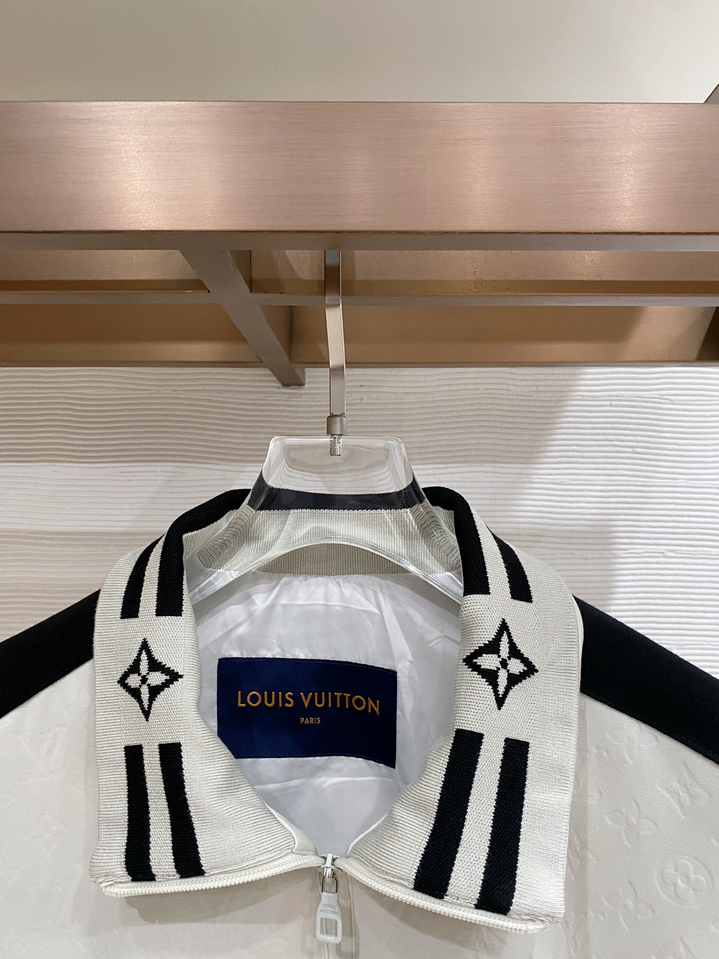 LV 2026ss春季新款立领夹克外套全高端版本！高定专柜面料辅料，透气舒适度高，细节无可挑剔，做工考究