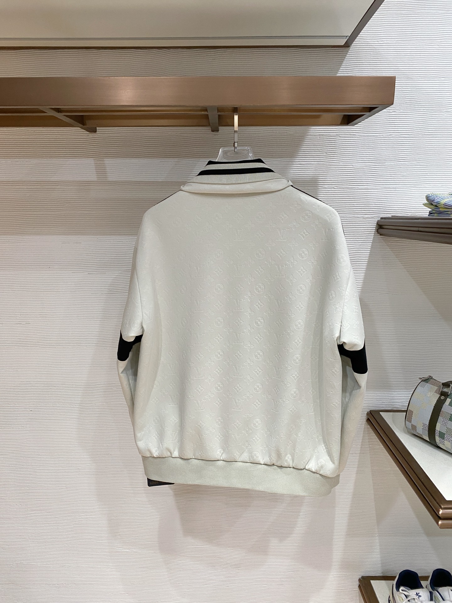 LV 2026ss春季新款立领夹克外套全高端版本！高定专柜面料辅料，透气舒适度高，细节无可挑剔，做工考究