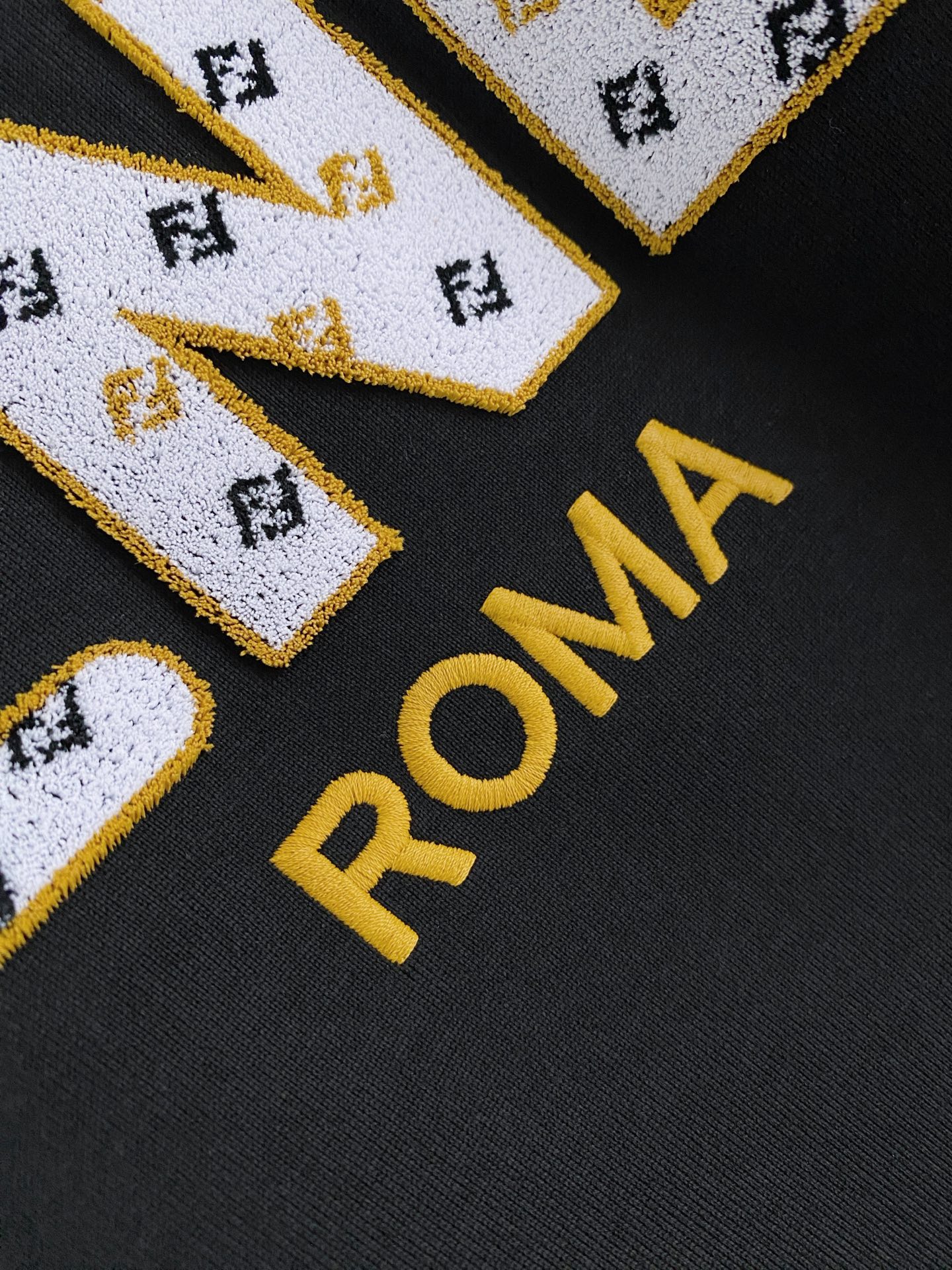 。FD🌟精品系列🌟2026春夏新款首发专柜最新款短袖圆领T恤 高端订制 设计前卫时尚！品牌logo重工艺