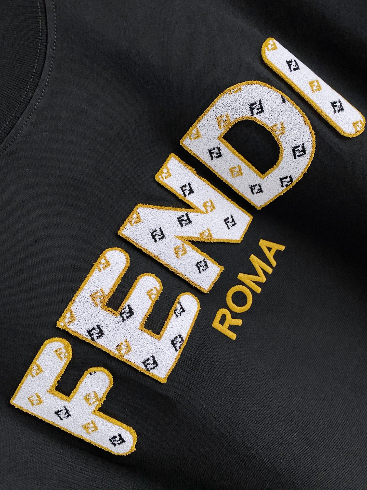 。FD🌟精品系列🌟2026春夏新款首发专柜最新款短袖圆领T恤 高端订制 设计前卫时尚！品牌logo重工艺