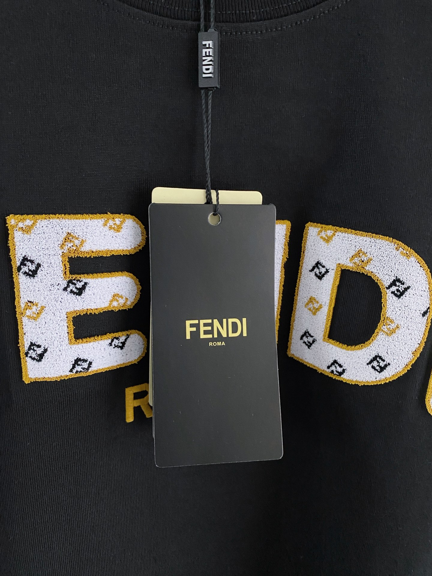 。FD🌟精品系列🌟2026春夏新款首发专柜最新款短袖圆领T恤 高端订制 设计前卫时尚！品牌logo重工艺