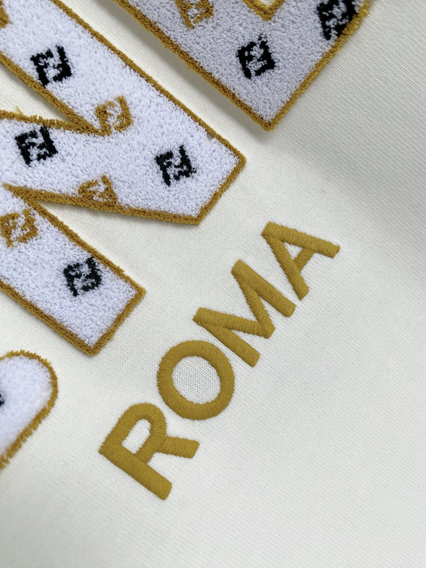 。FD🌟精品系列🌟2026春夏新款首发专柜最新款短袖圆领T恤 高端订制 设计前卫时尚！品牌logo重工艺