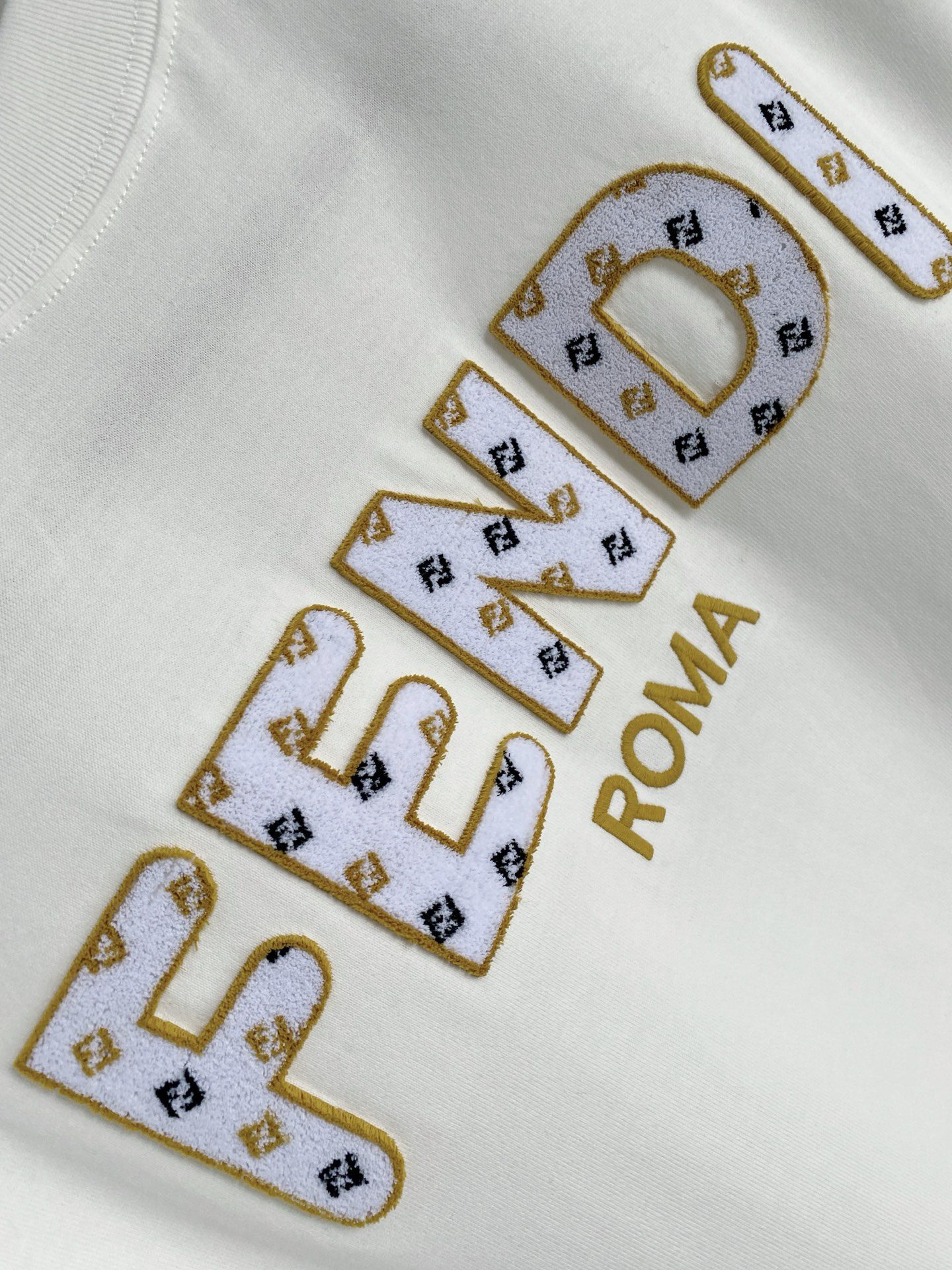 。FD🌟精品系列🌟2026春夏新款首发专柜最新款短袖圆领T恤 高端订制 设计前卫时尚！品牌logo重工艺