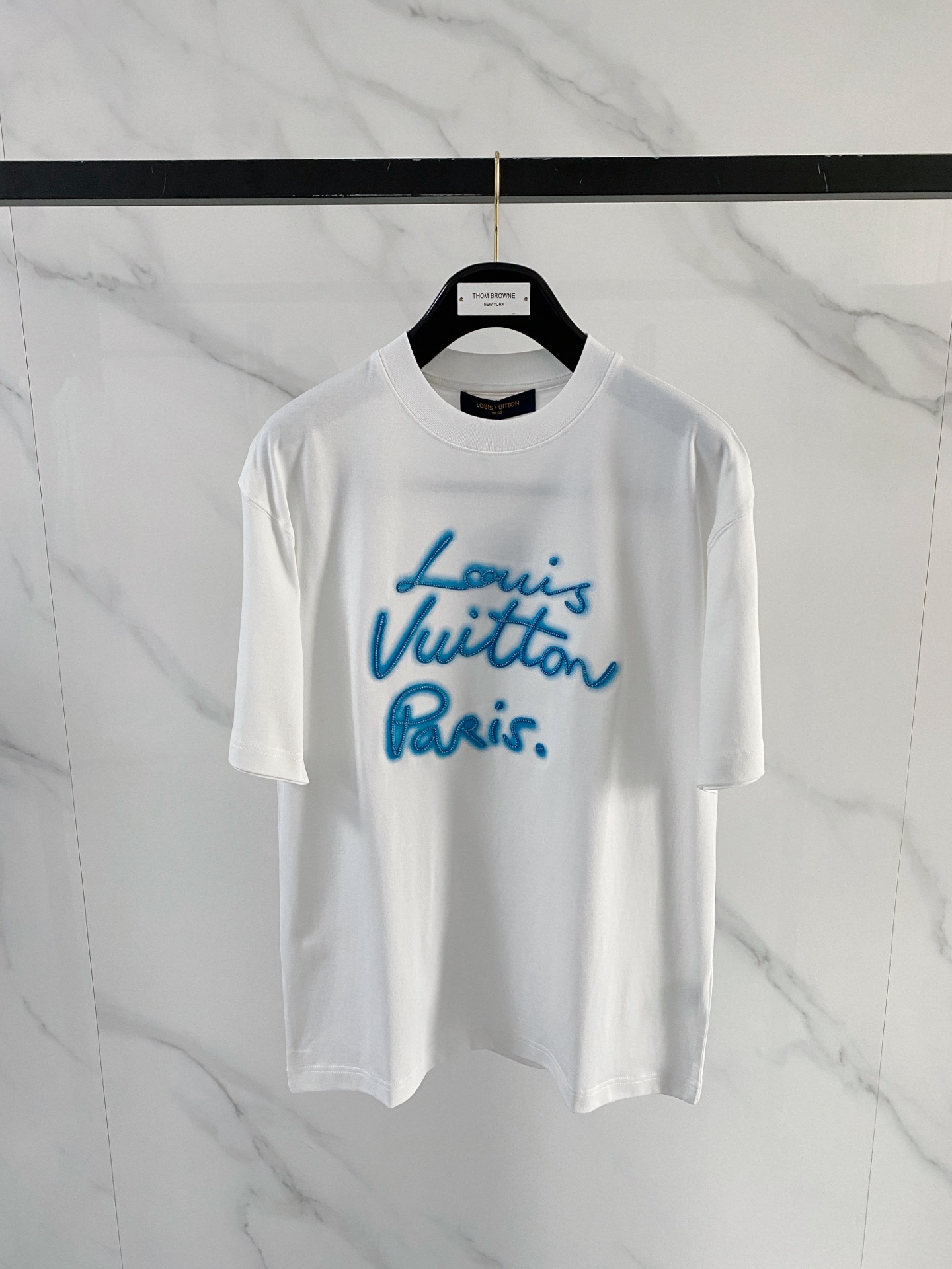 NO:746740,LV 2026 spring and summer new style debut counter, the latest short-sleeved round neck T-shirt, high-end customization, avant-garde and fashionable design!  The brand logo is designed with heavy craftsmanship. High-end customized mercerized long-staple cotton fabric. Soft to the touch. Comfortable to wear. Exquisite stitching at the counter level. Fine workmanship. The upper body effect is incomparably handsome!  A must-have item for a stylish man!  Color Black White Size M-3XL,,louis vuitton,T-shirt,tees,t-shirt,19860909LV 2026春夏新款首发专柜最新款短袖圆领T恤 高端订制 设计前卫时尚！品牌logo重工艺设计 高端定制丝光长绒棉面料.手感柔软.穿着舒适.专柜级别精致车线.做工精细.上身效果无敌帅气！型男必备单品！ 颜色黑色 白色 码数M-3XL,,louis vuitton,T-shirt,tees，t-shirt,,Men's clothing