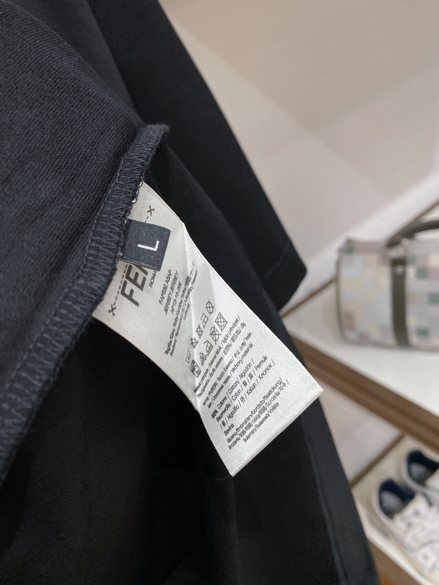 。FD🌟精品系列🌟2026春夏新款首发专柜最新款短袖圆领T恤 高端订制 设计前卫时尚！品牌logo重工艺