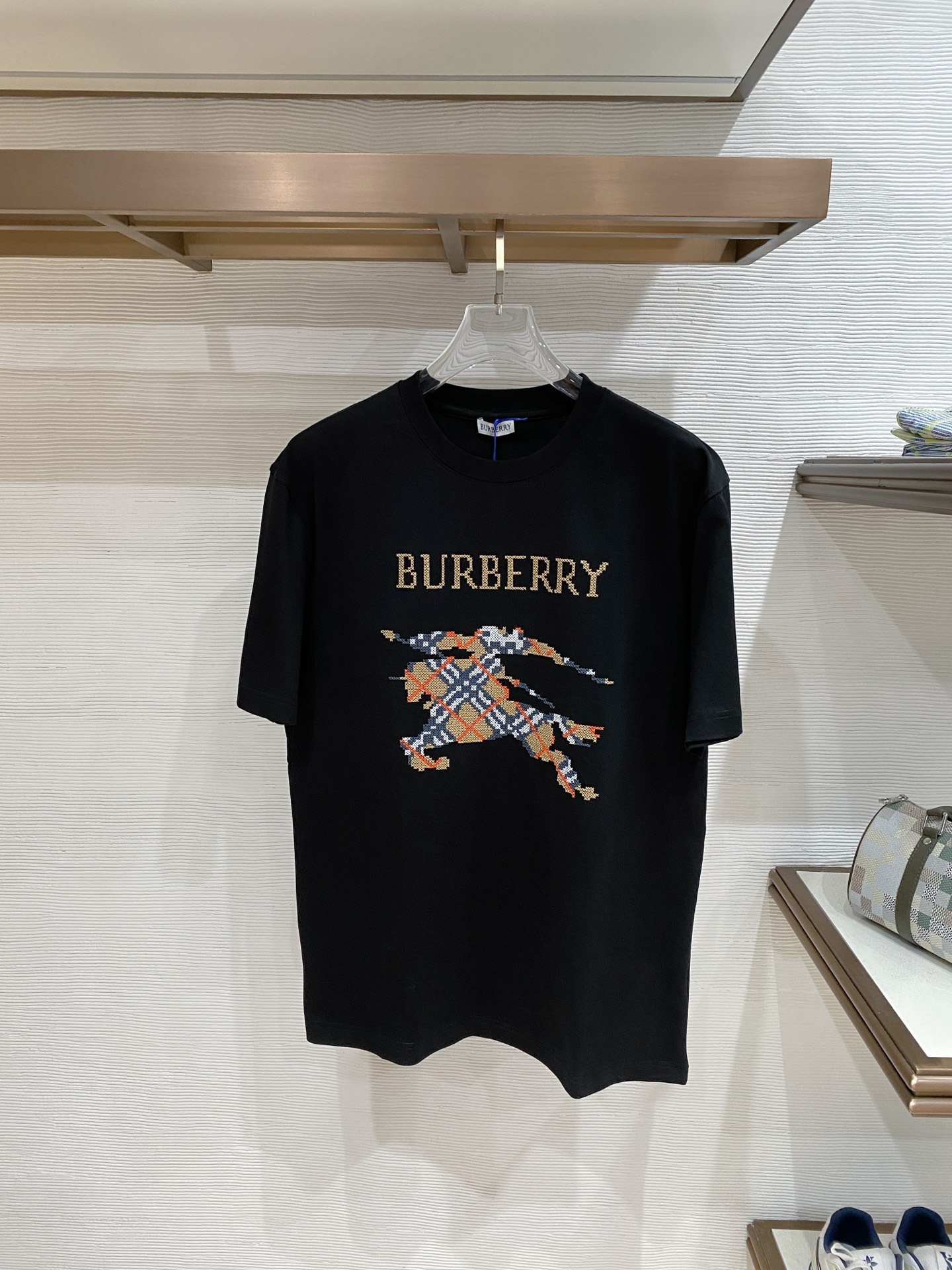 。巴宝莉🌟精品系列🌟2026春夏新款首发专柜最新款短袖圆领T恤 高端订制 设计前卫时尚！品牌logo重工