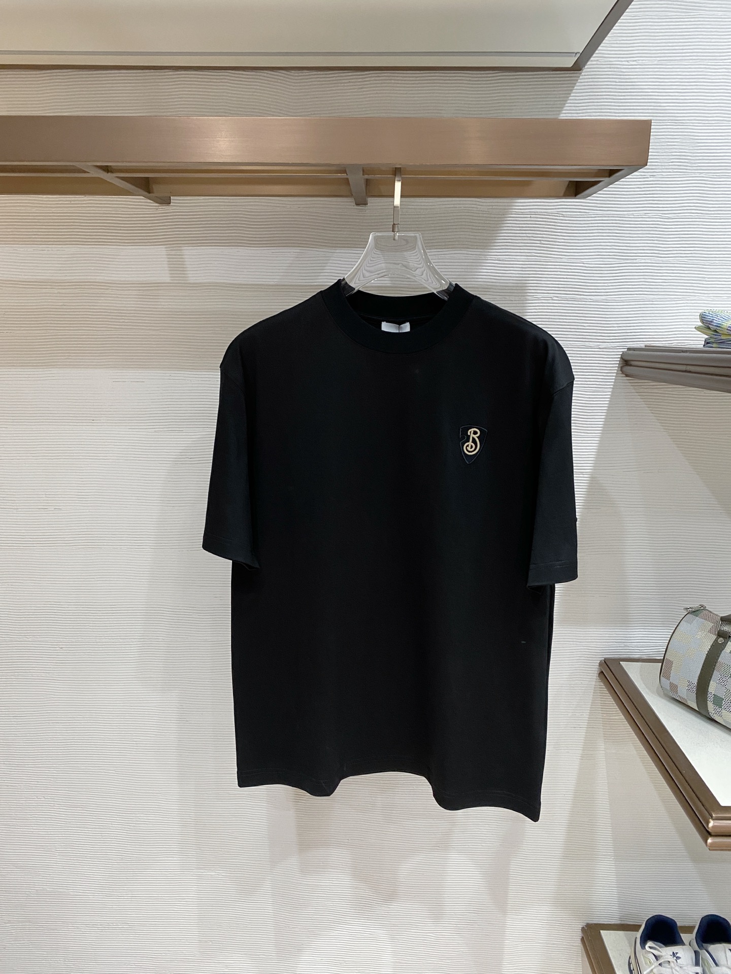 NO:774288,.Burberry boutique series 2026 spring and summer new debut counter latest short-sleeved round neck T-shirt, high-end customization, avant-garde and fashionable design!  The brand logo is designed with heavy craftsmanship. High-end customized double-ply high-end fabrics. Soft to the touch. Comfortable to wear. Exquisite stitching at the counter level. Fine workmanship. The upper body effect is incomparably handsome!  A must-have item for a stylish man!  Color Black White Size M-3XL,,burberry,T-shirt,tees,t-shirt,19860909.巴宝莉精品系列 2026春夏新款首发专柜最新款短袖圆领T恤 高端订制 设计前卫时尚！品牌logo重工艺设计 高端定制双股高定面料.手感柔软.穿着舒适.专柜级别精致车线.做工精细.上身效果无敌帅气！型男必备单品！ 颜色黑色 白色 码数M-3XL,,burberry,T-shirt,tees，t-shirt,,Men's clothing