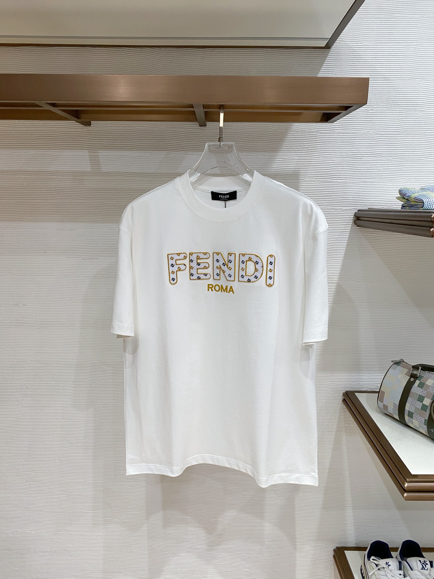 。FD🌟精品系列🌟2026春夏新款首发专柜最新款短袖圆领T恤 高端订制 设计前卫时尚！品牌logo重工艺