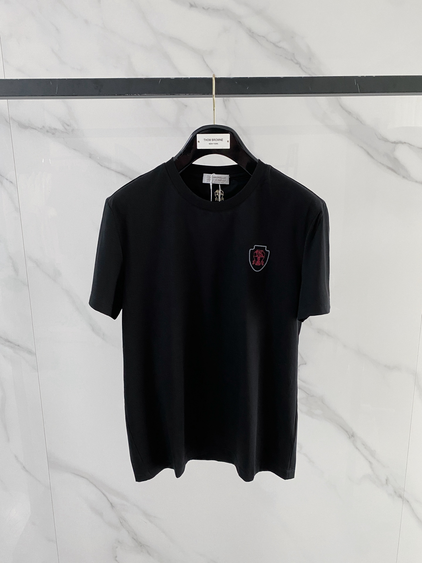 NO:746725,bc2026 spring and summer new style debut counter latest short-sleeved round neck T-shirt high-end custom design avant-garde fashion!  The brand logo is designed with heavy craftsmanship. High-end customized double-ply high-end fabrics. Soft to the touch. Comfortable to wear. Exquisite stitching at the counter level. Fine workmanship. The upper body effect is incomparably handsome!  A must-have item for a stylish man!  Size M-3XL,,T-shirt,tees,t-shirt,19860909bc2026春夏新款首发专柜最新款短袖圆领T恤 高端订制 设计前卫时尚！品牌logo重工艺设计 高端定制双股高定面料.手感柔软.穿着舒适.专柜级别精致车线.做工精细.上身效果无敌帅气！型男必备单品！ 码数M-3XL,,T-shirt,tees，t-shirt,,Men's clothing