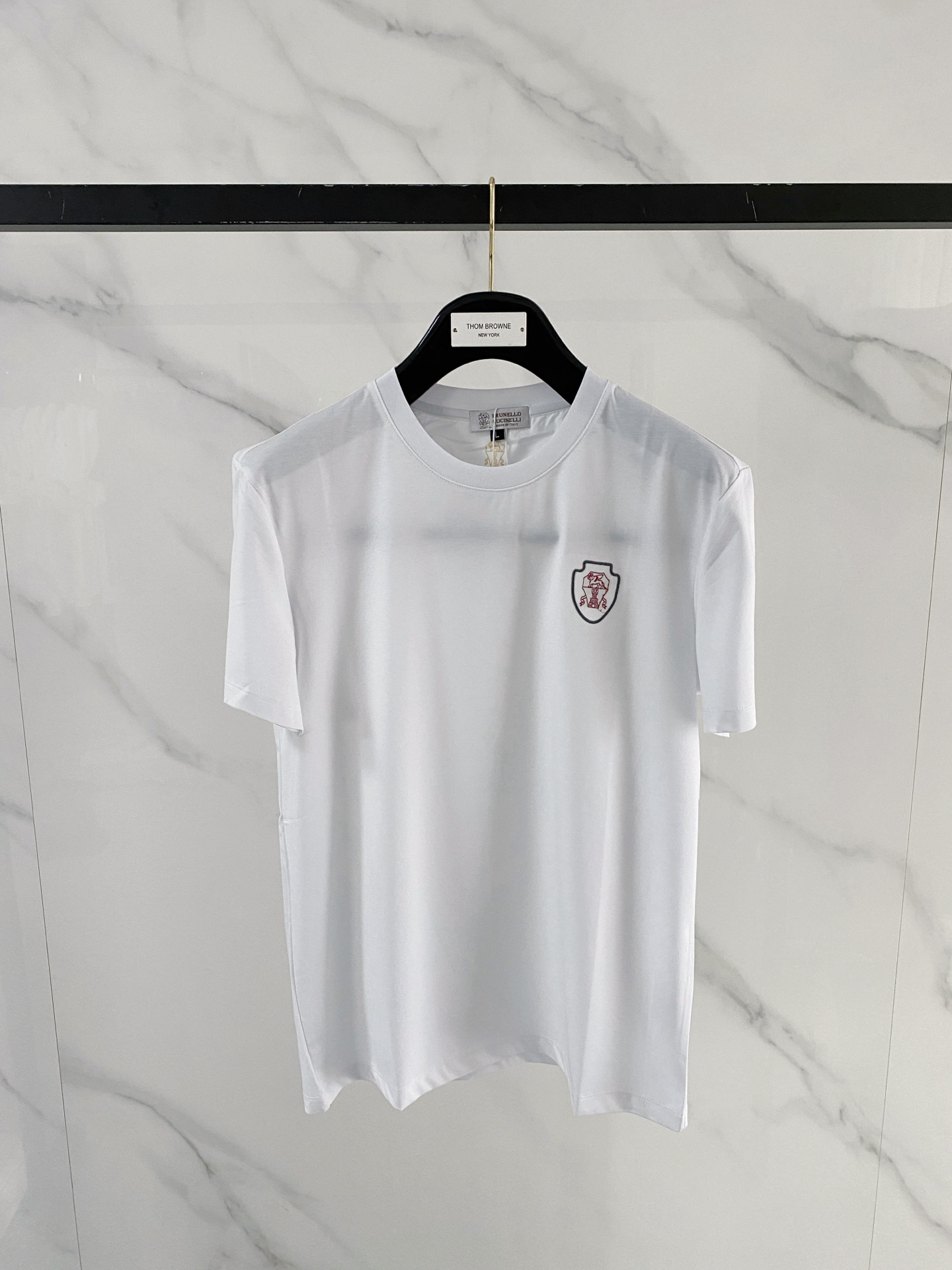 NO:746727,bc 2026 spring and summer new style debut counter latest short-sleeved round neck T-shirt high-end custom design avant-garde fashion!  The brand logo is designed with heavy craftsmanship. High-end customized double-ply high-end fabrics. Soft to the touch. Comfortable to wear. Exquisite stitching at the counter level. Fine workmanship. The upper body effect is incomparably handsome!  A must-have item for a stylish man!  Size M-3XL,,T-shirt,tees,t-shirt,19860909bc 2026春夏新款首发专柜最新款短袖圆领T恤 高端订制 设计前卫时尚！品牌logo重工艺设计 高端定制双股高定面料.手感柔软.穿着舒适.专柜级别精致车线.做工精细.上身效果无敌帅气！型男必备单品！ 码数M-3XL,,T-shirt,tees，t-shirt,,Men's clothing