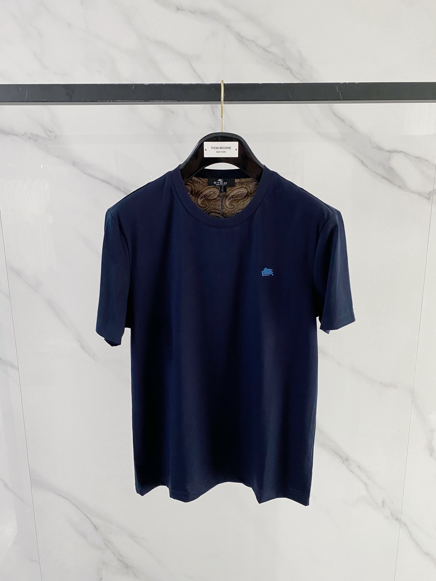 NO:746723,ETRO 2026 spring and summer new style debut counter latest short-sleeved round neck T-shirt, high-end customization, avant-garde and fashionable design!  The brand logo is designed with heavy craftsmanship. High-end customized double-ply high-end fabrics. Soft to the touch. Comfortable to wear. Exquisite stitching at the counter level. Fine workmanship. The upper body effect is incomparably handsome!  A must-have item for a stylish man!  Size M-3XL,,T-shirt,tees,t-shirt,19860909ETRO 2026春夏新款首发专柜最新款短袖圆领T恤 高端订制 设计前卫时尚！品牌logo重工艺设计 高端定制双股高定面料.手感柔软.穿着舒适.专柜级别精致车线.做工精细.上身效果无敌帅气！型男必备单品！ 码数M-3XL,,T-shirt,tees，t-shirt,,Men's clothing