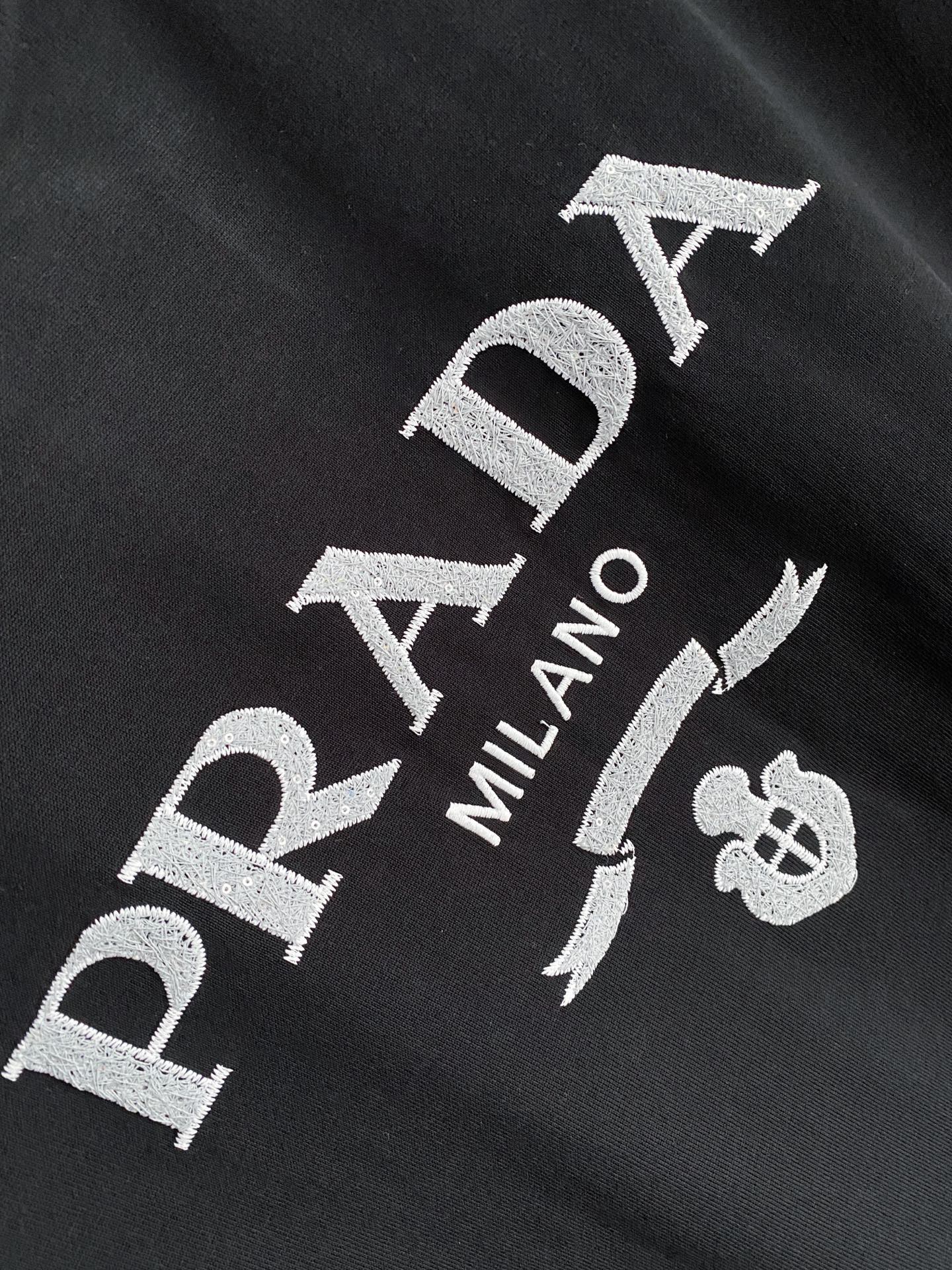 。普拉达🌟精品系列🌟2026春夏新款首发专柜最新款短袖圆领T恤 高端订制 设计前卫时尚！品牌logo重工