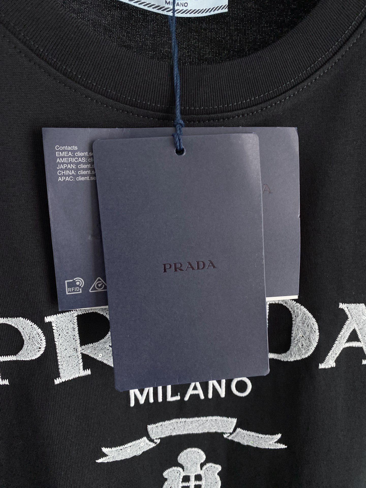 。普拉达🌟精品系列🌟2026春夏新款首发专柜最新款短袖圆领T恤 高端订制 设计前卫时尚！品牌logo重工