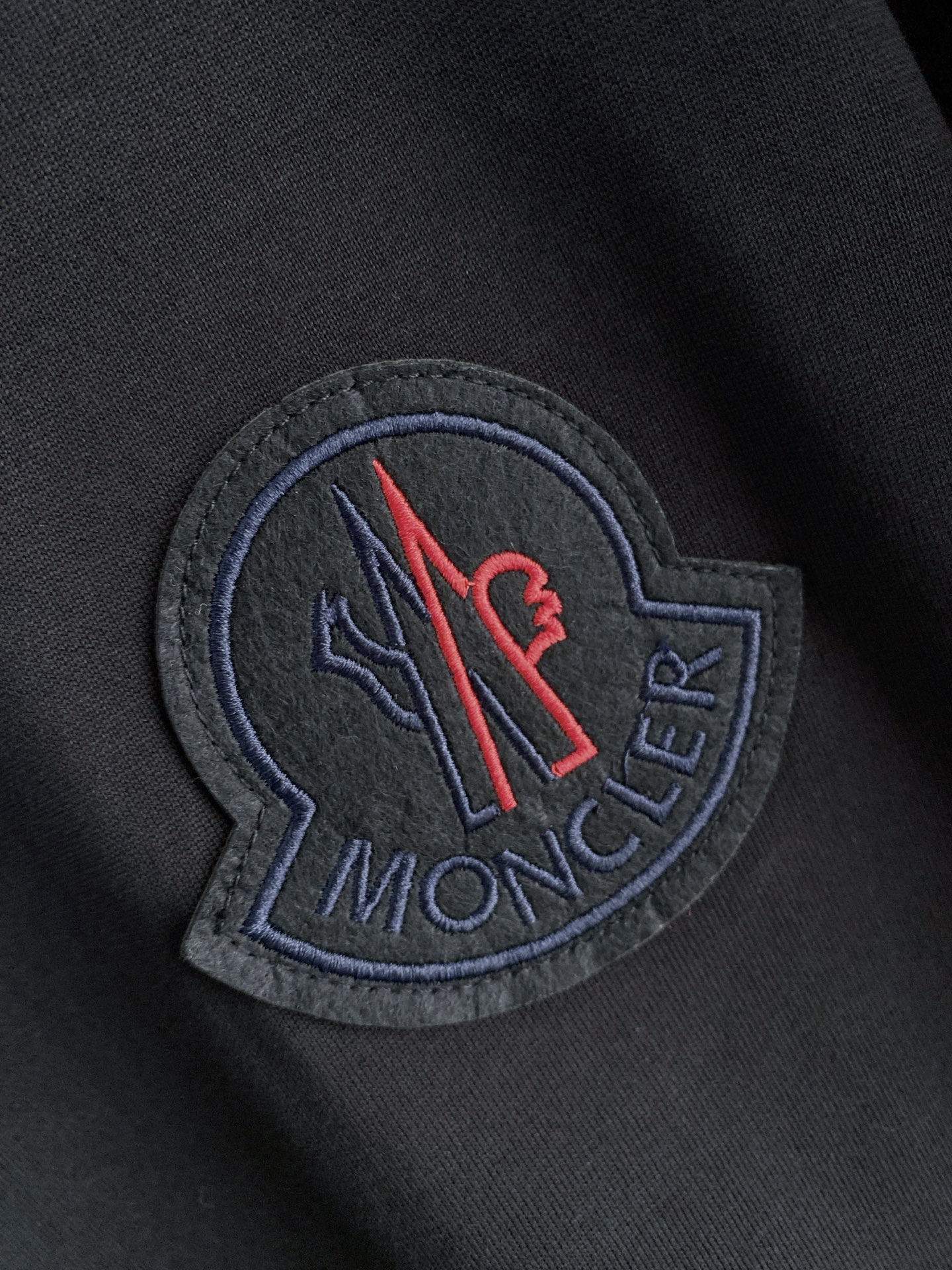 。蒙口🌟精品系列🌟2026春夏新款首发专柜最新款短袖圆领T恤 高端订制 设计前卫时尚！品牌logo重工艺