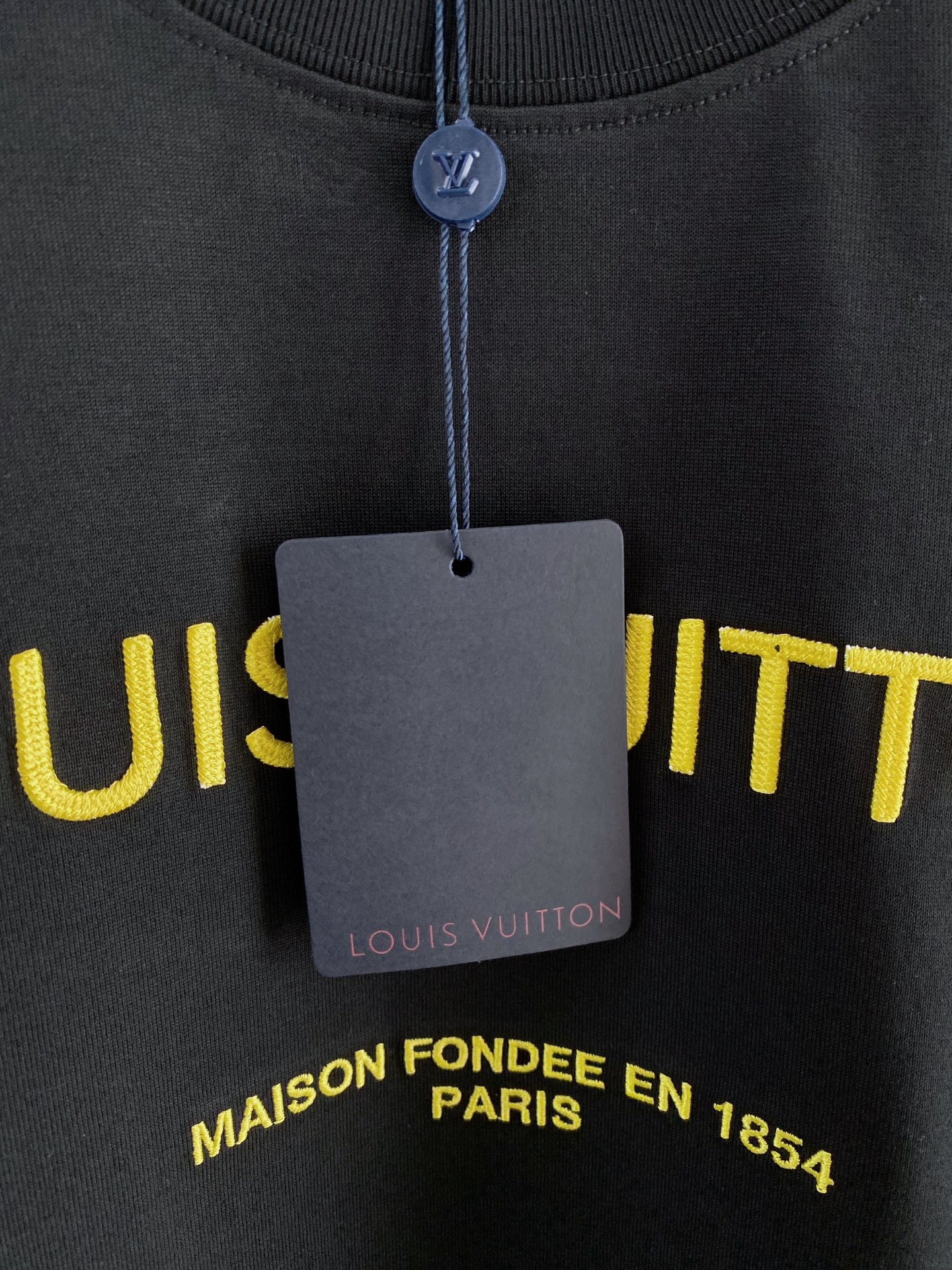 。lv🌟精品系列🌟2026春夏新款首发专柜最新款短袖圆领T恤 高端订制 设计前卫时尚！品牌logo重工艺