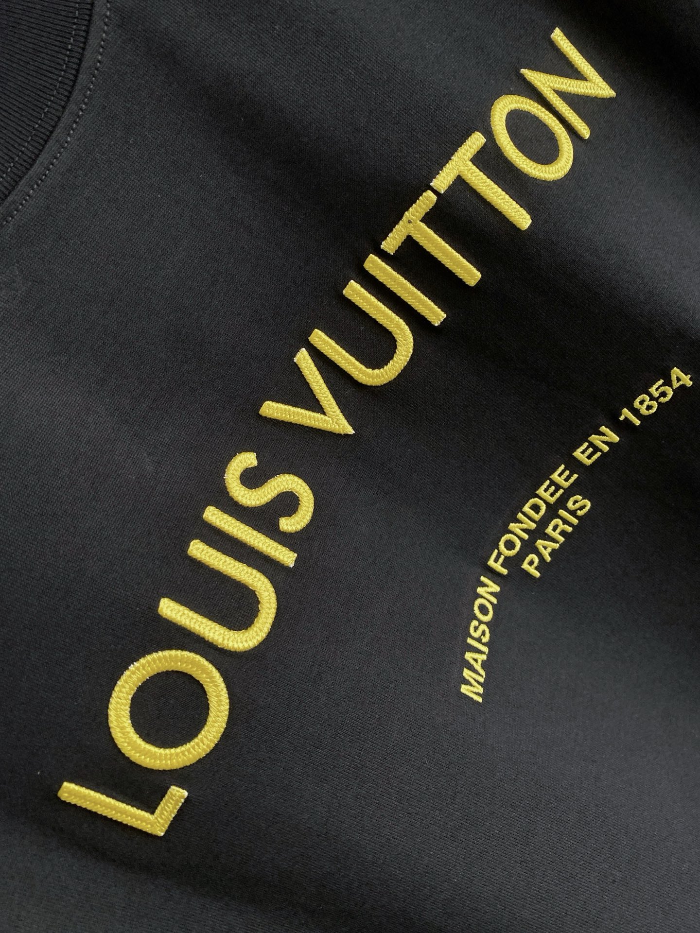 。lv🌟精品系列🌟2026春夏新款首发专柜最新款短袖圆领T恤 高端订制 设计前卫时尚！品牌logo重工艺